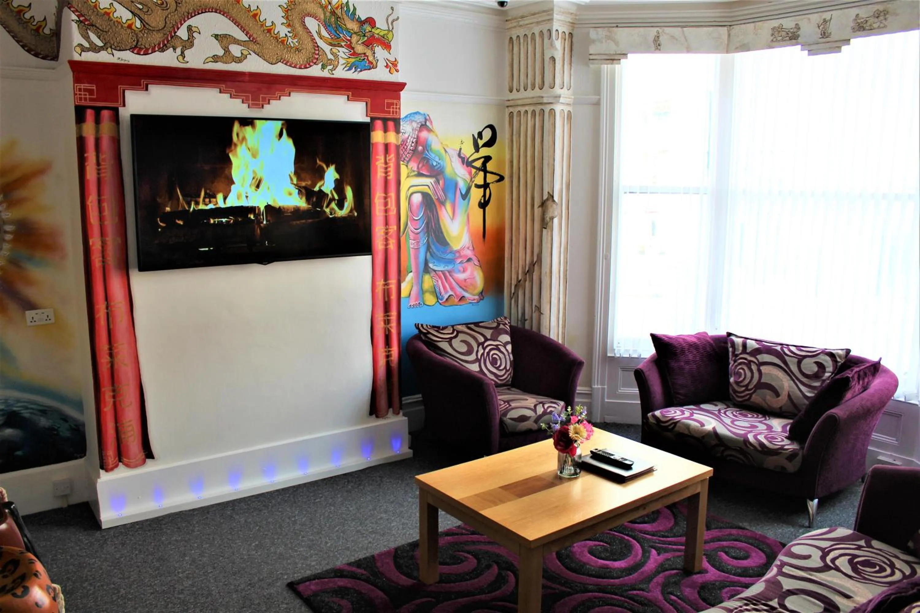 Communal lounge/ TV room in Backpackers Blackpool Hotel & Suites
