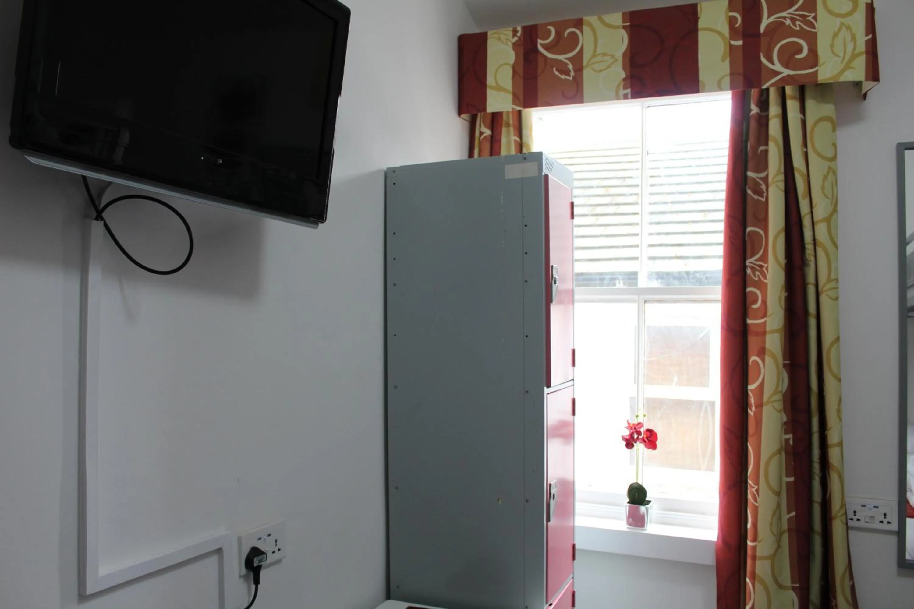 TV and multimedia in Backpackers Blackpool Hotel & Suites