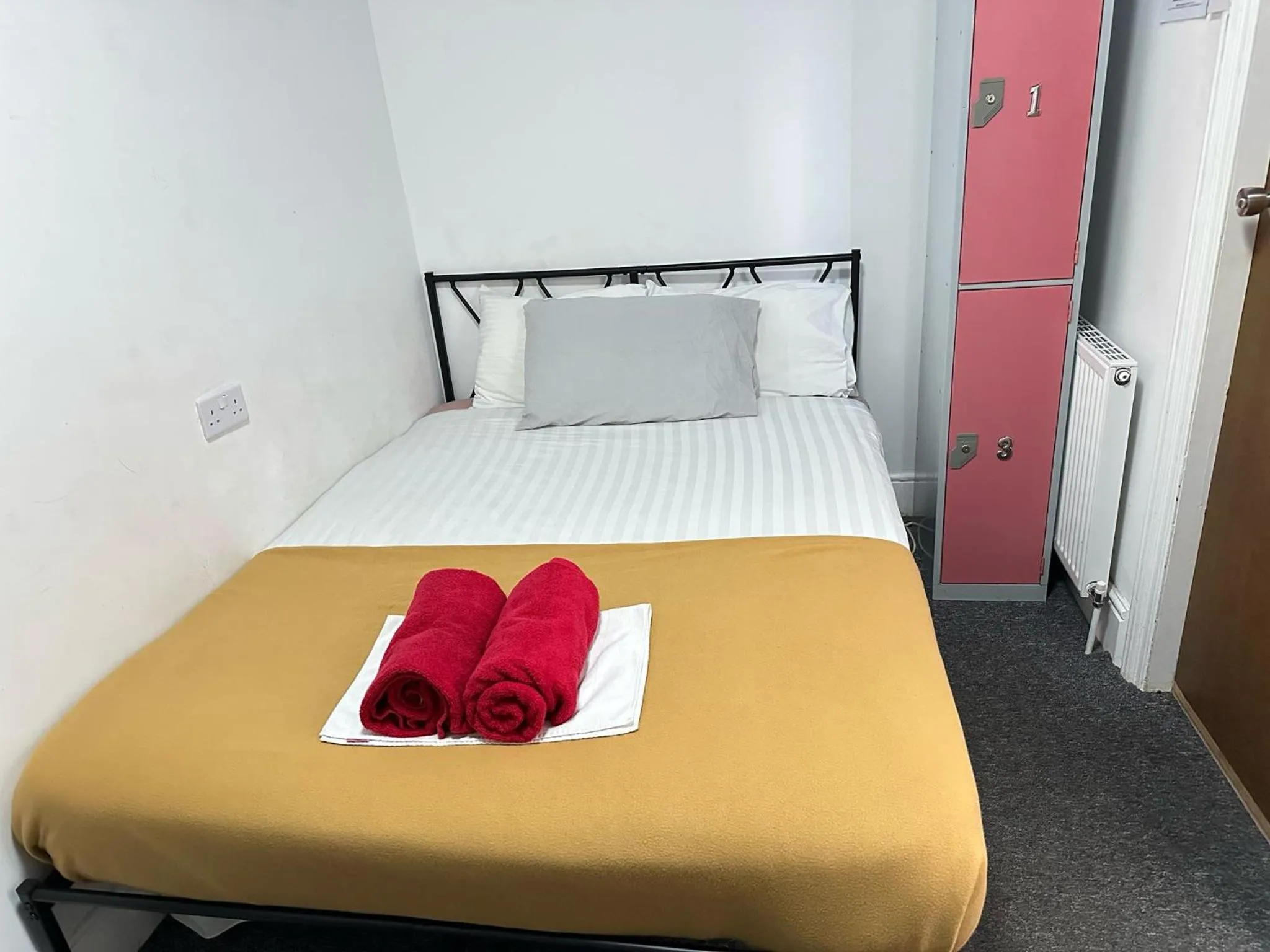 Bed in Backpackers Blackpool Hotel & Suites
