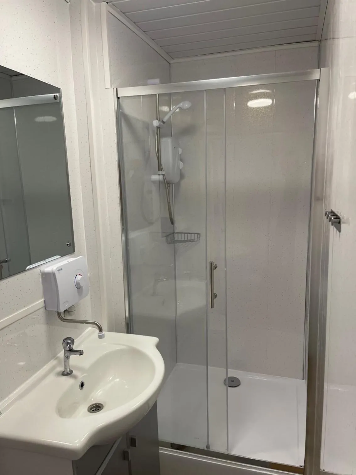Shower in Backpackers Blackpool Hotel & Suites