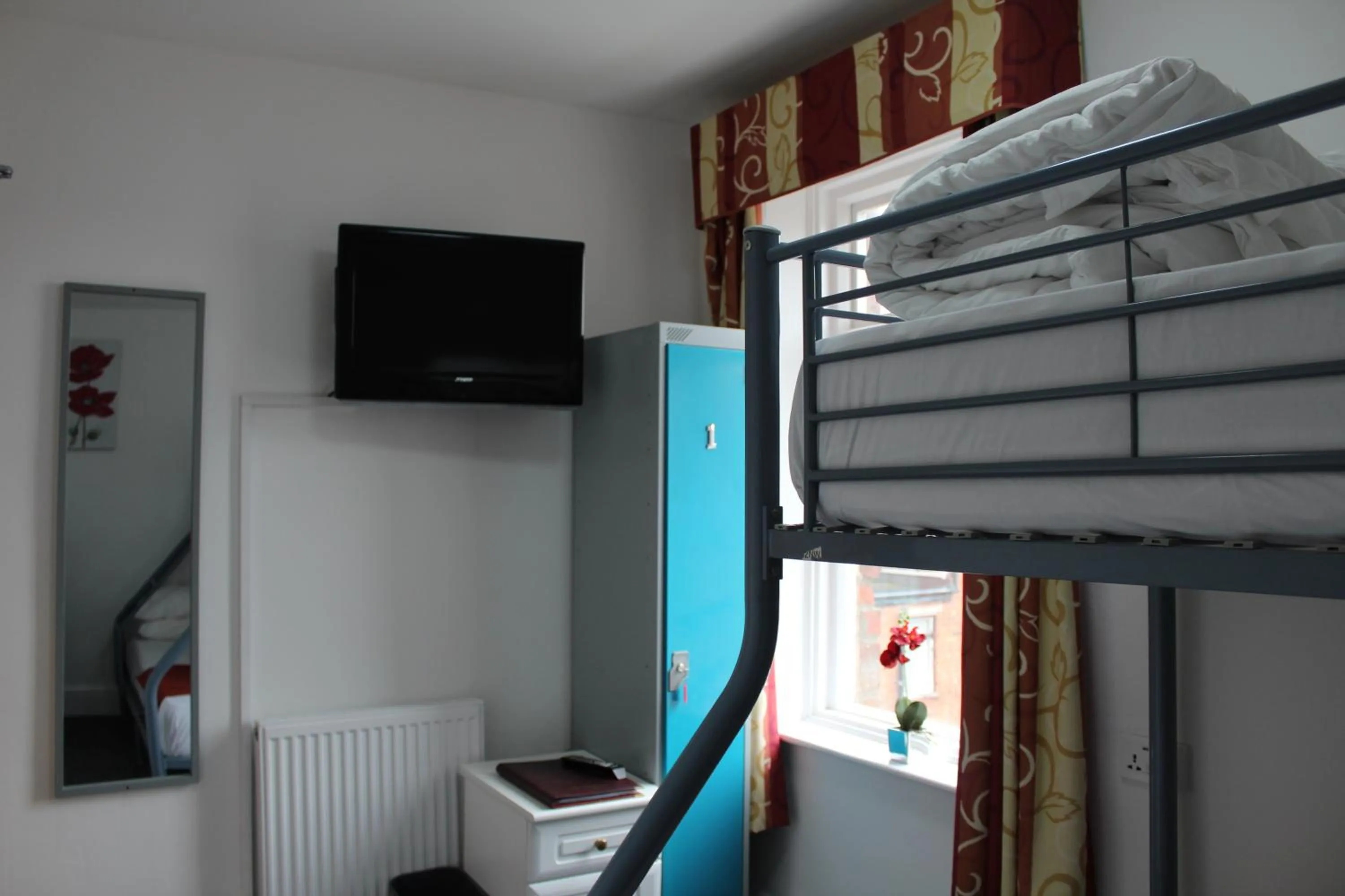 TV and multimedia, Bed in Backpackers Blackpool Hotel & Suites