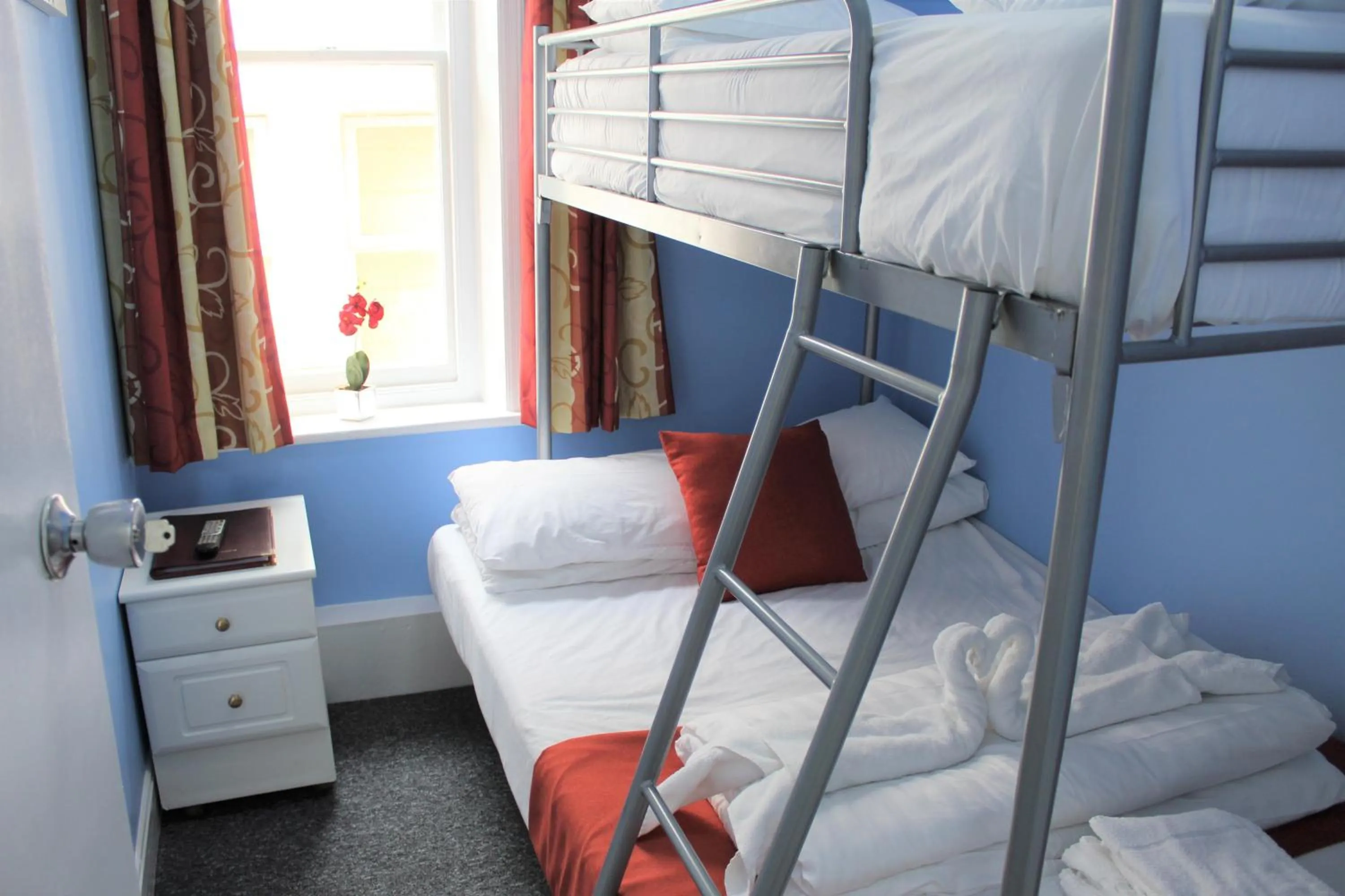 Photo of the whole room, Bed in Backpackers Blackpool Hotel & Suites