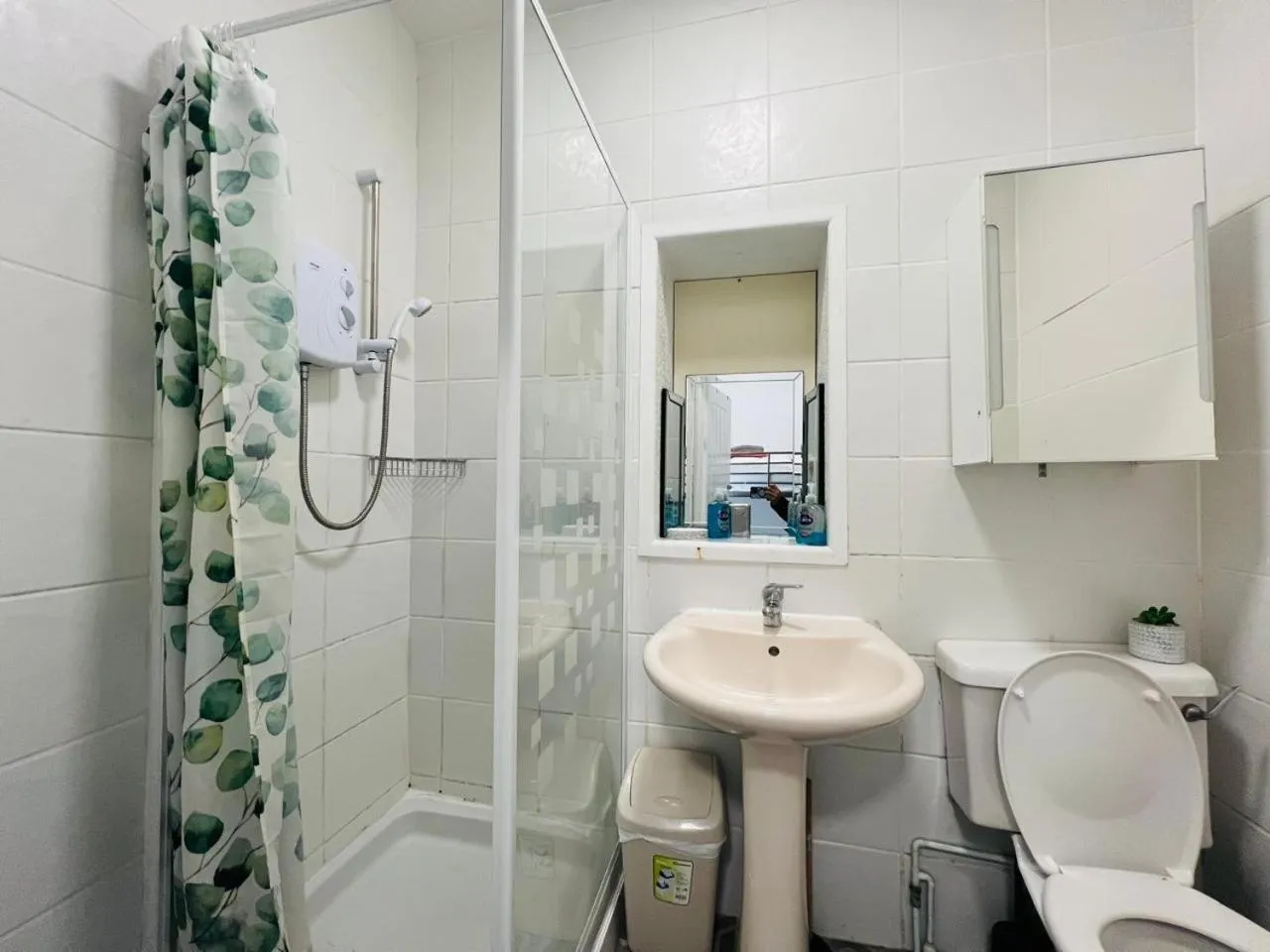 Shower in Backpackers Blackpool Hotel & Suites