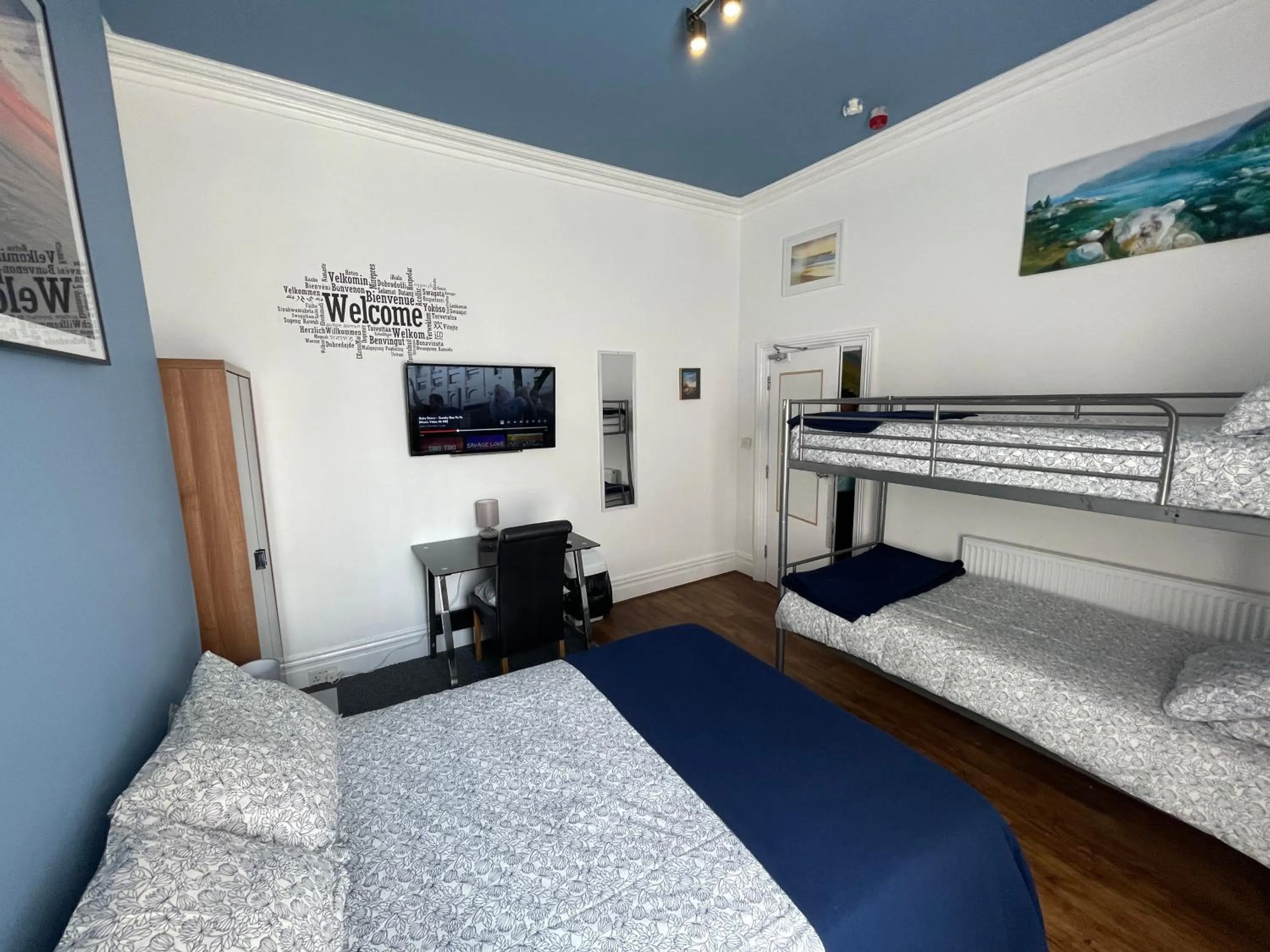 Photo of the whole room, Bed in Backpackers Blackpool Hotel & Suites