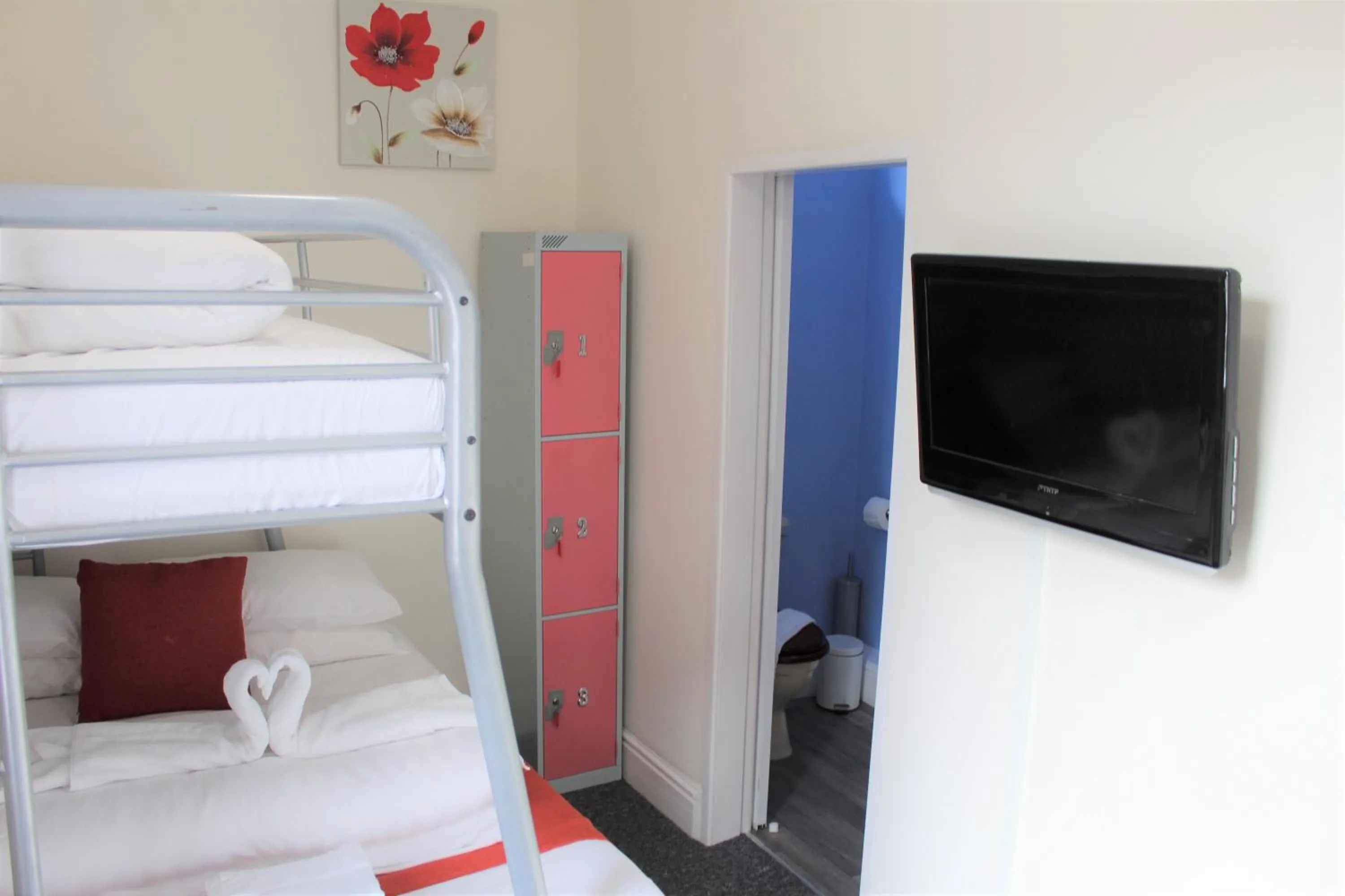 Bathroom, Bed in Backpackers Blackpool Hotel & Suites