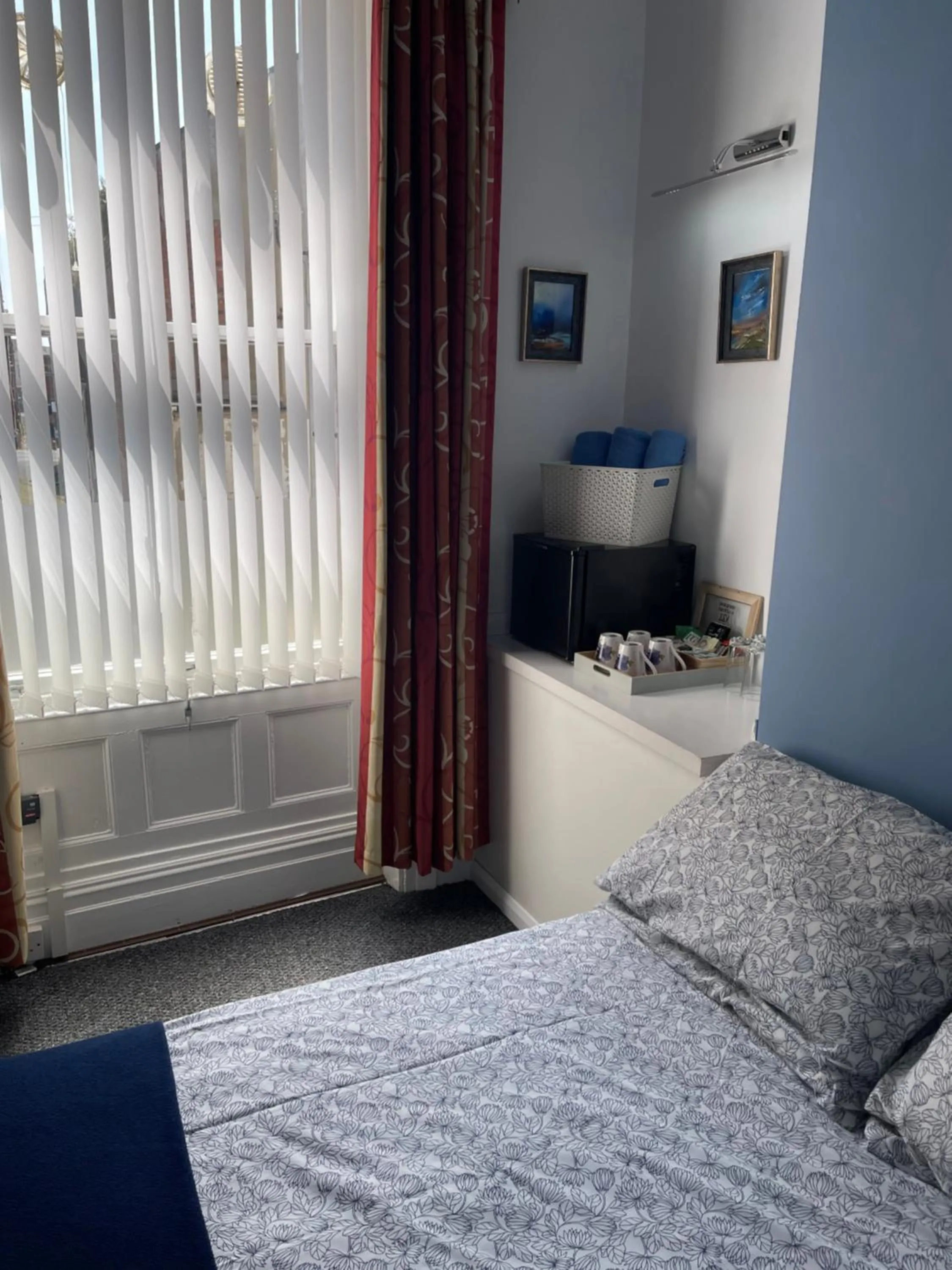 Photo of the whole room, Bed in Backpackers Blackpool Hotel & Suites