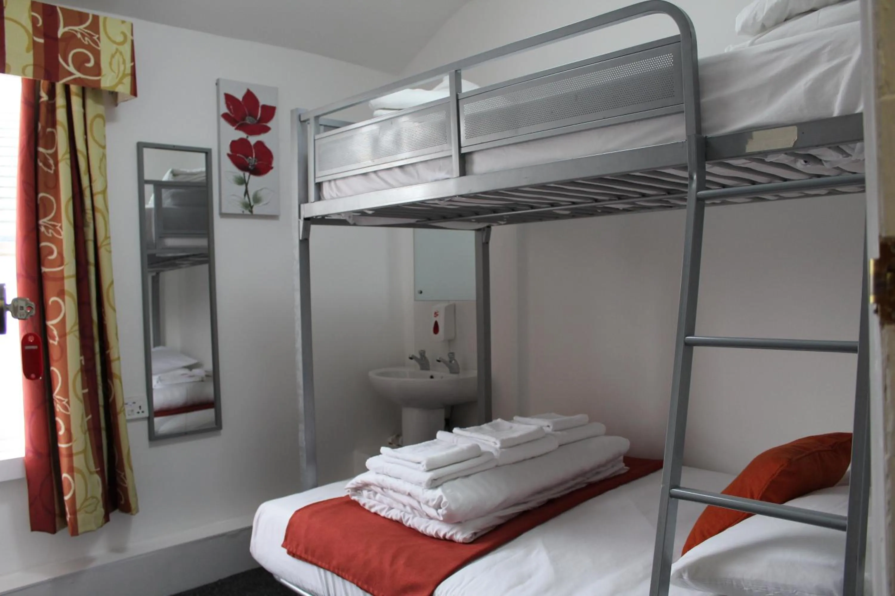 Photo of the whole room, Bed in Backpackers Blackpool Hotel & Suites