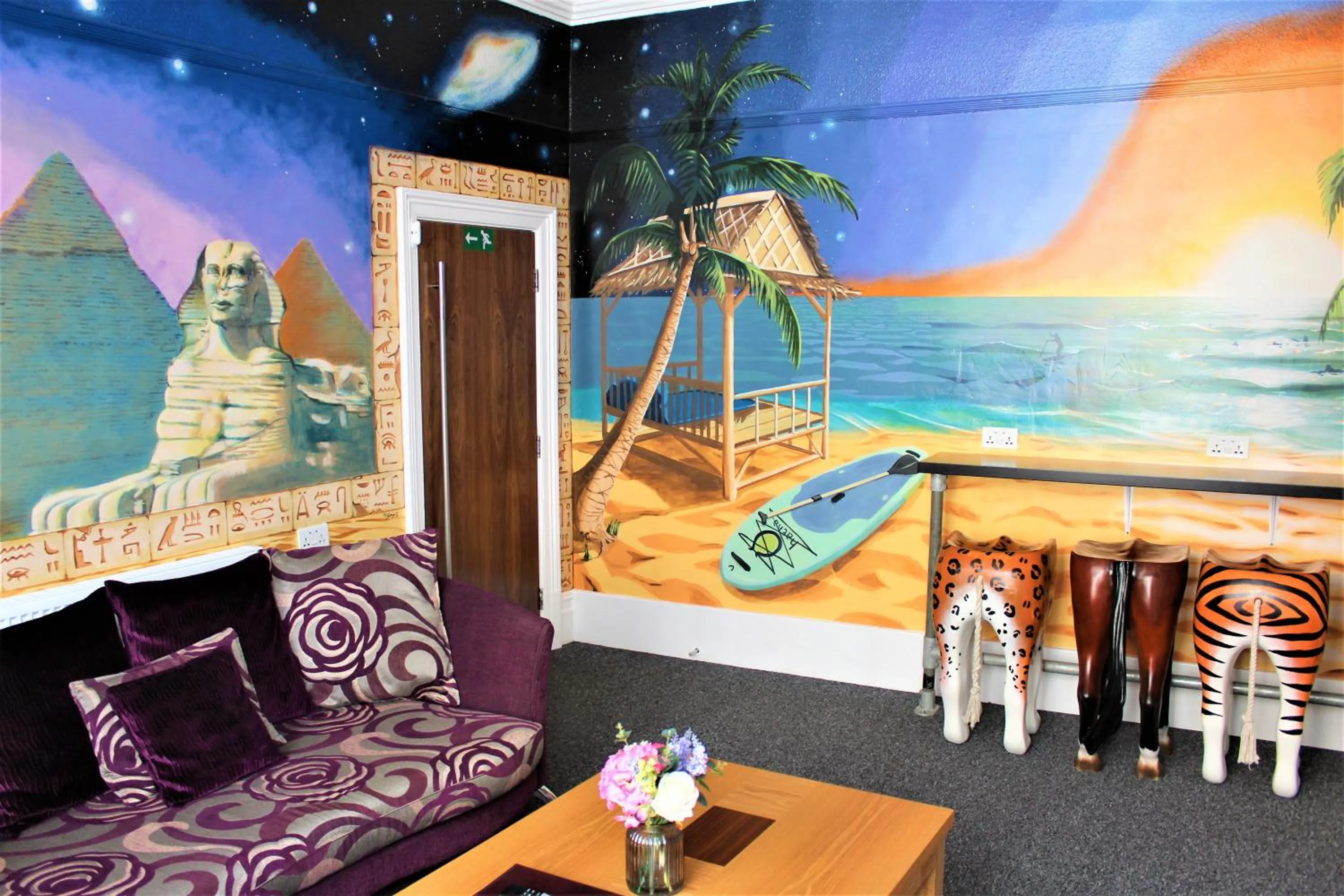 Living room in Backpackers Blackpool Hotel & Suites