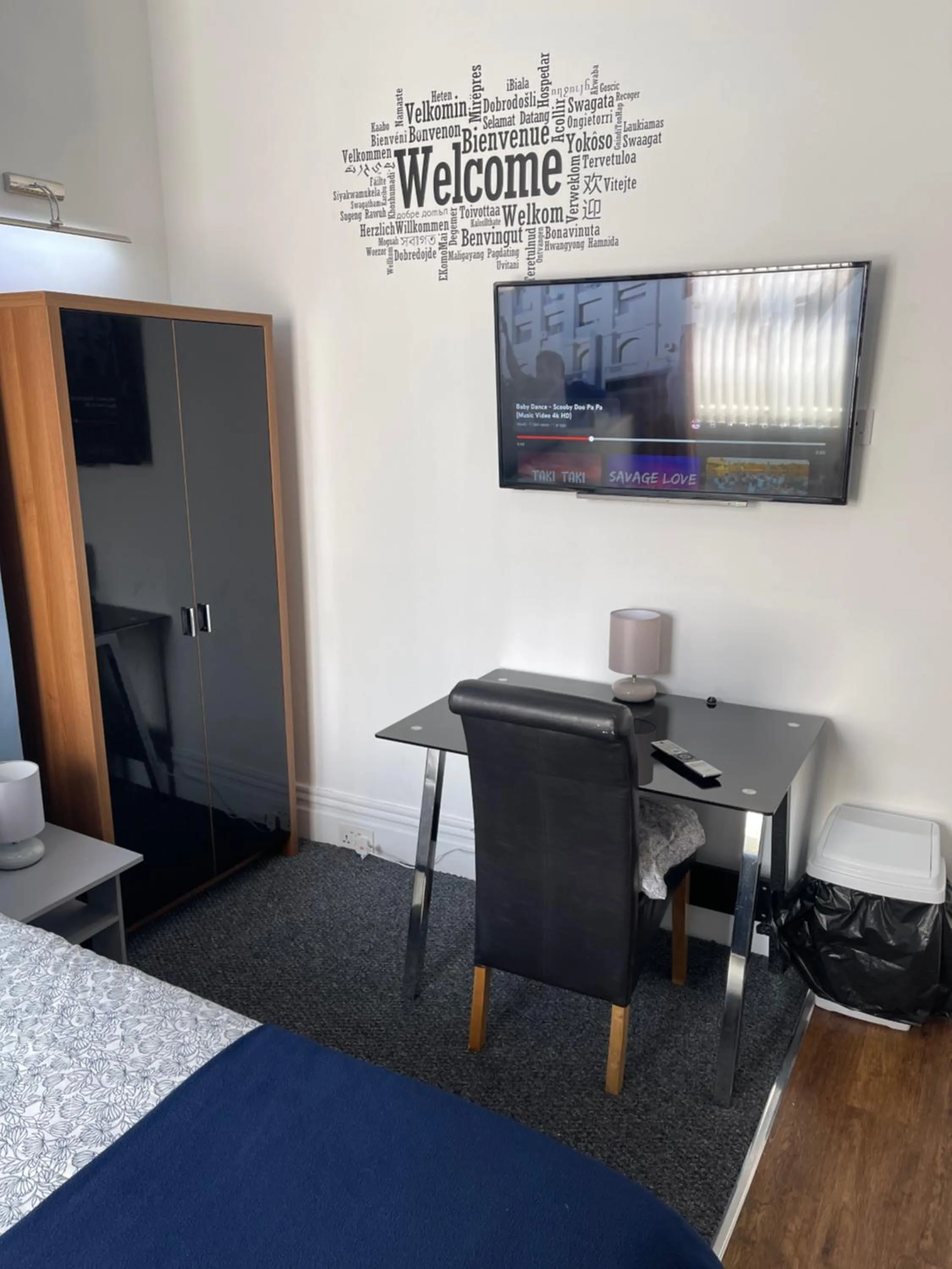 TV and multimedia, Bed in Backpackers Blackpool Hotel & Suites