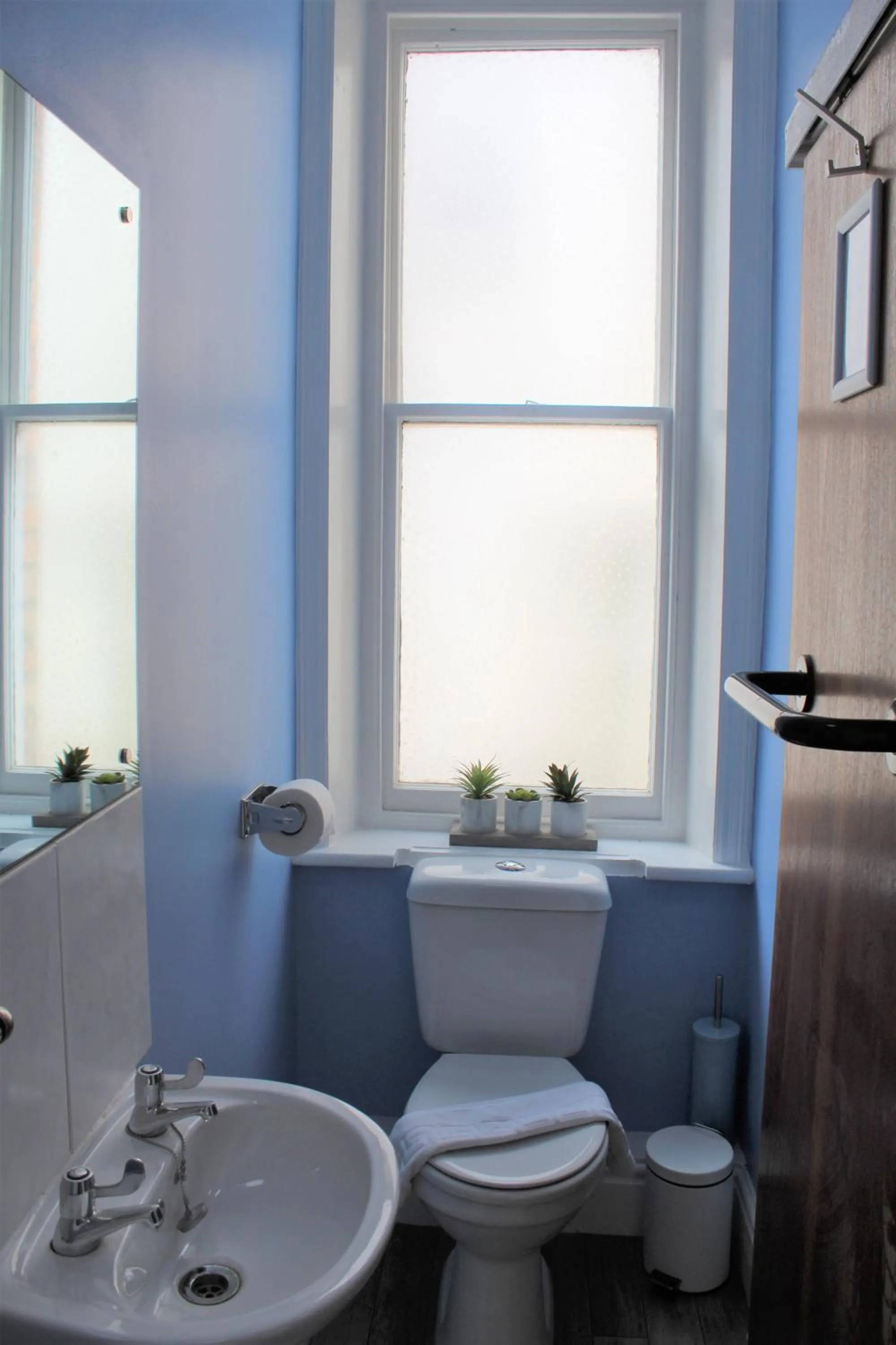 Toilet in Backpackers Blackpool Hotel & Suites