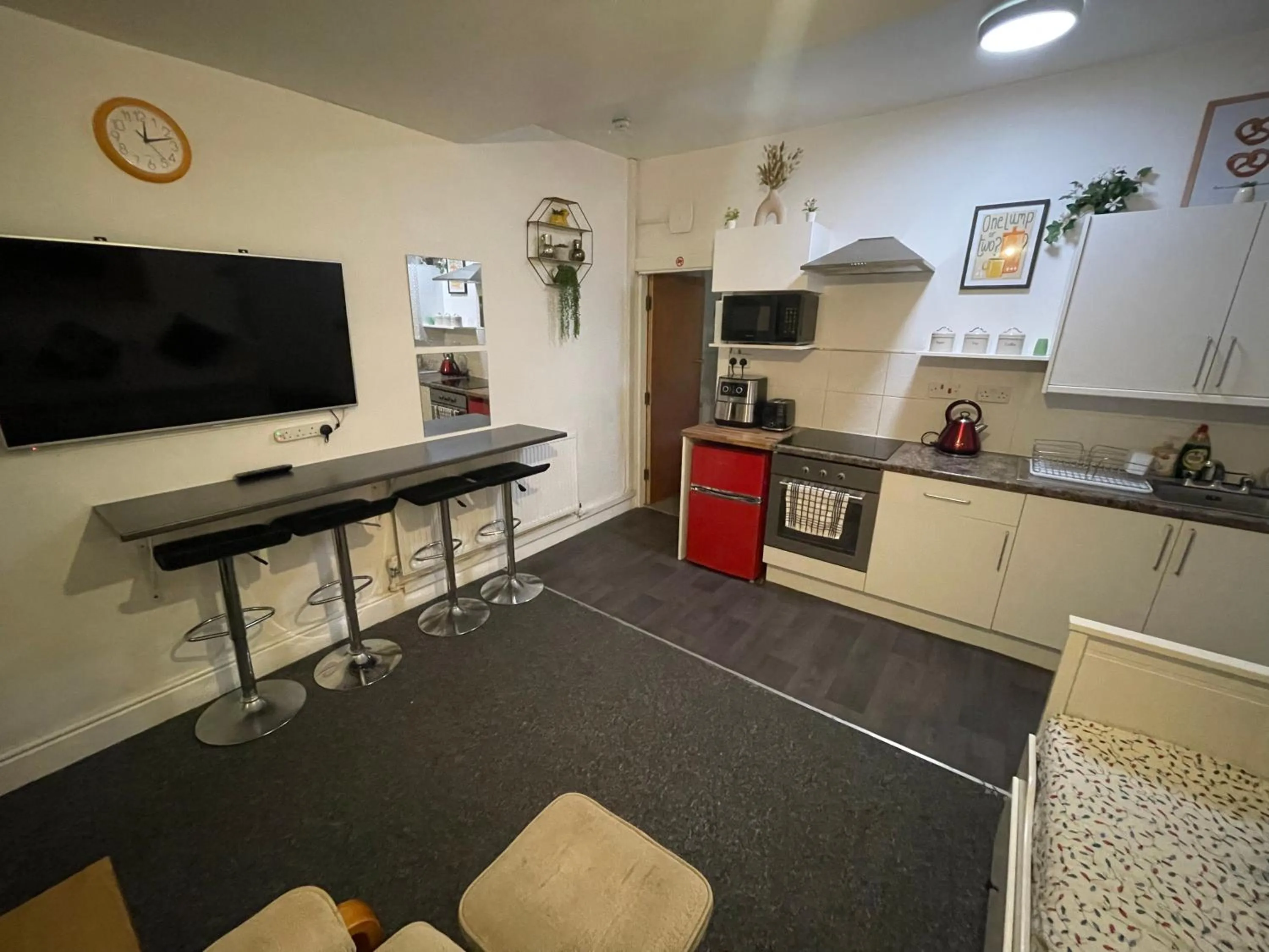 Kitchen or kitchenette in Backpackers Blackpool Hotel & Suites