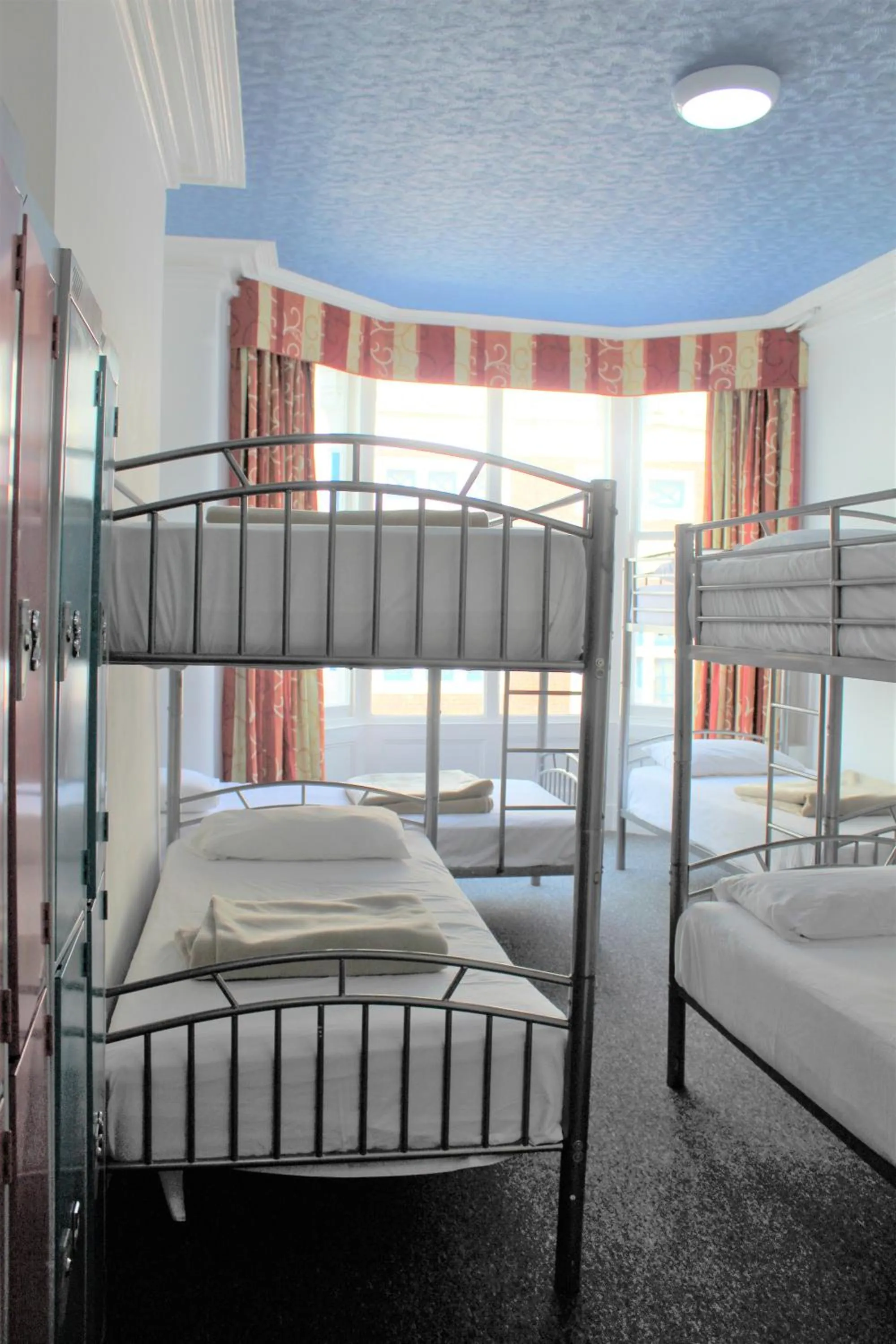 Bed in Backpackers Blackpool Hotel & Suites