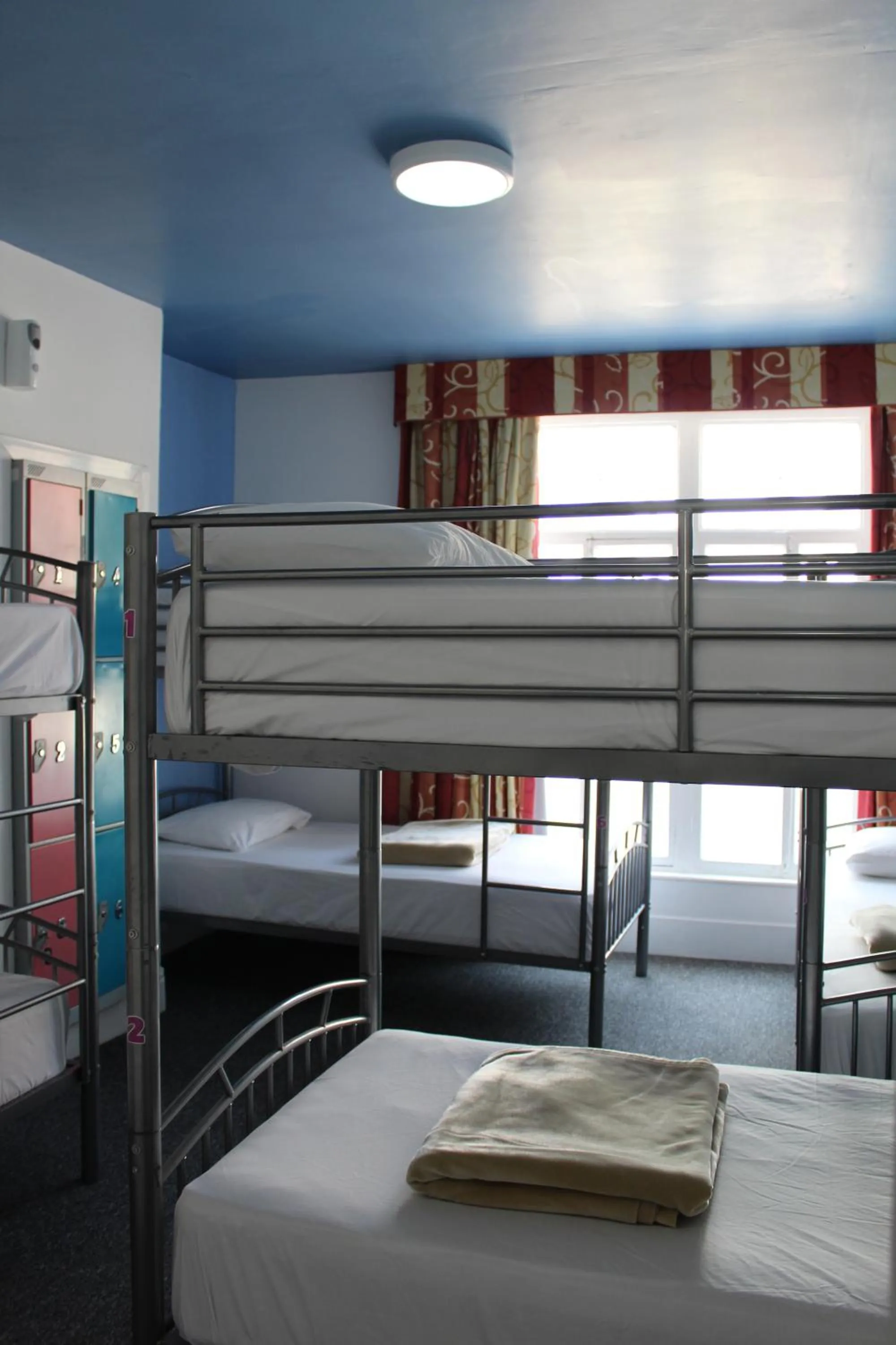 Bed in Backpackers Blackpool Hotel & Suites