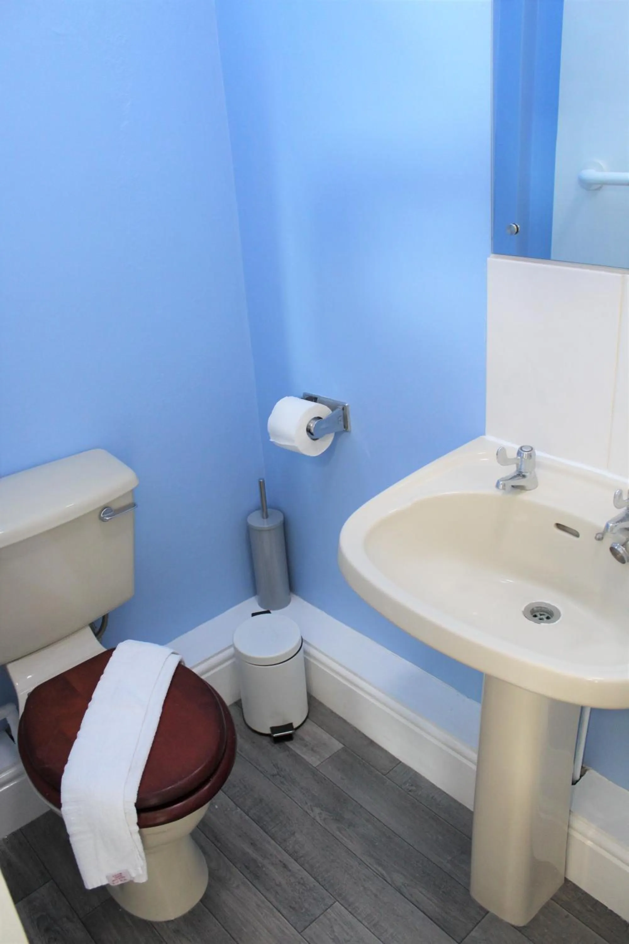 Toilet in Backpackers Blackpool Hotel & Suites
