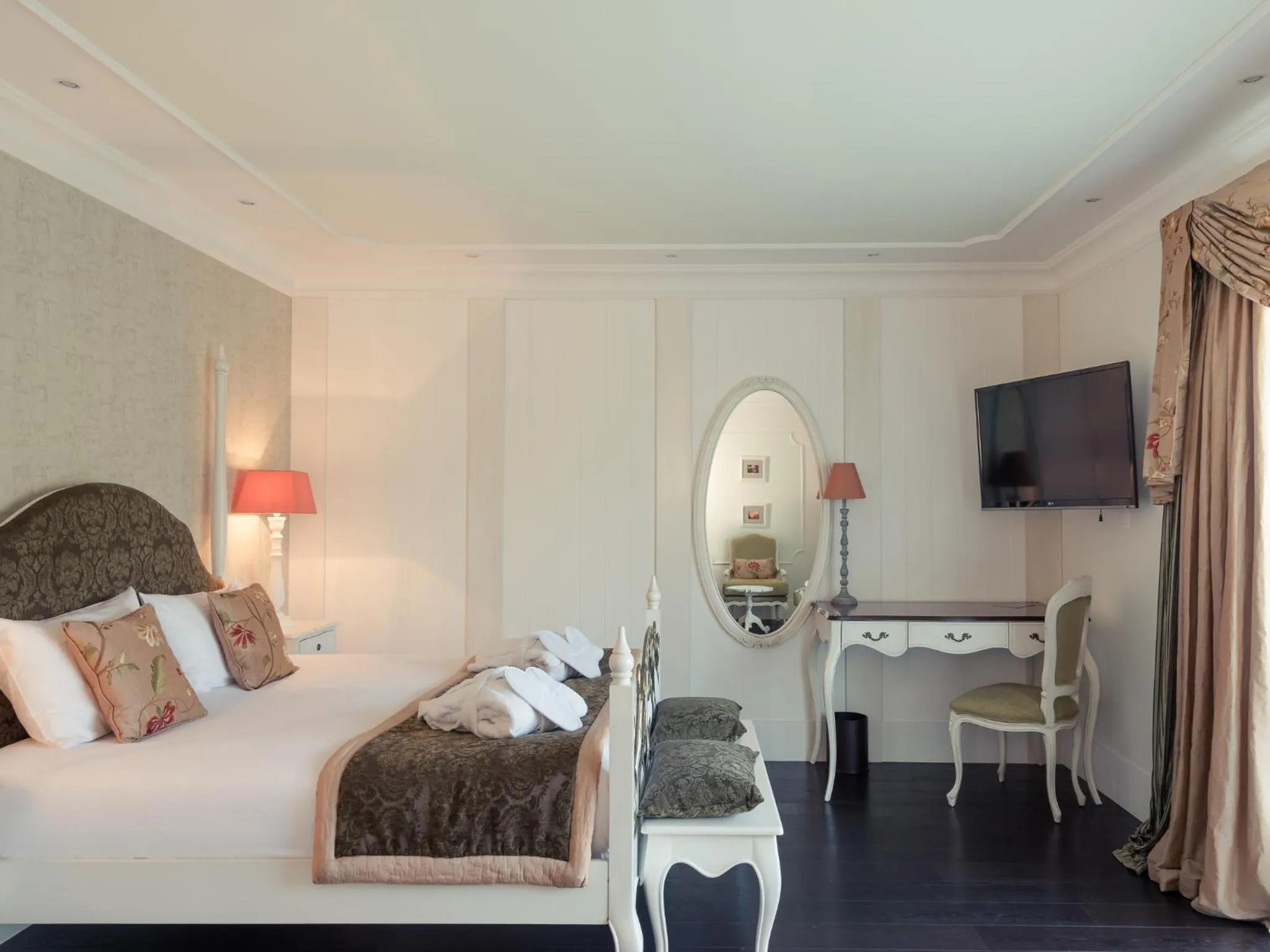 Bedroom, Bed in Hôtel Mercure Villeneuve sur Lot Moulin de Madame