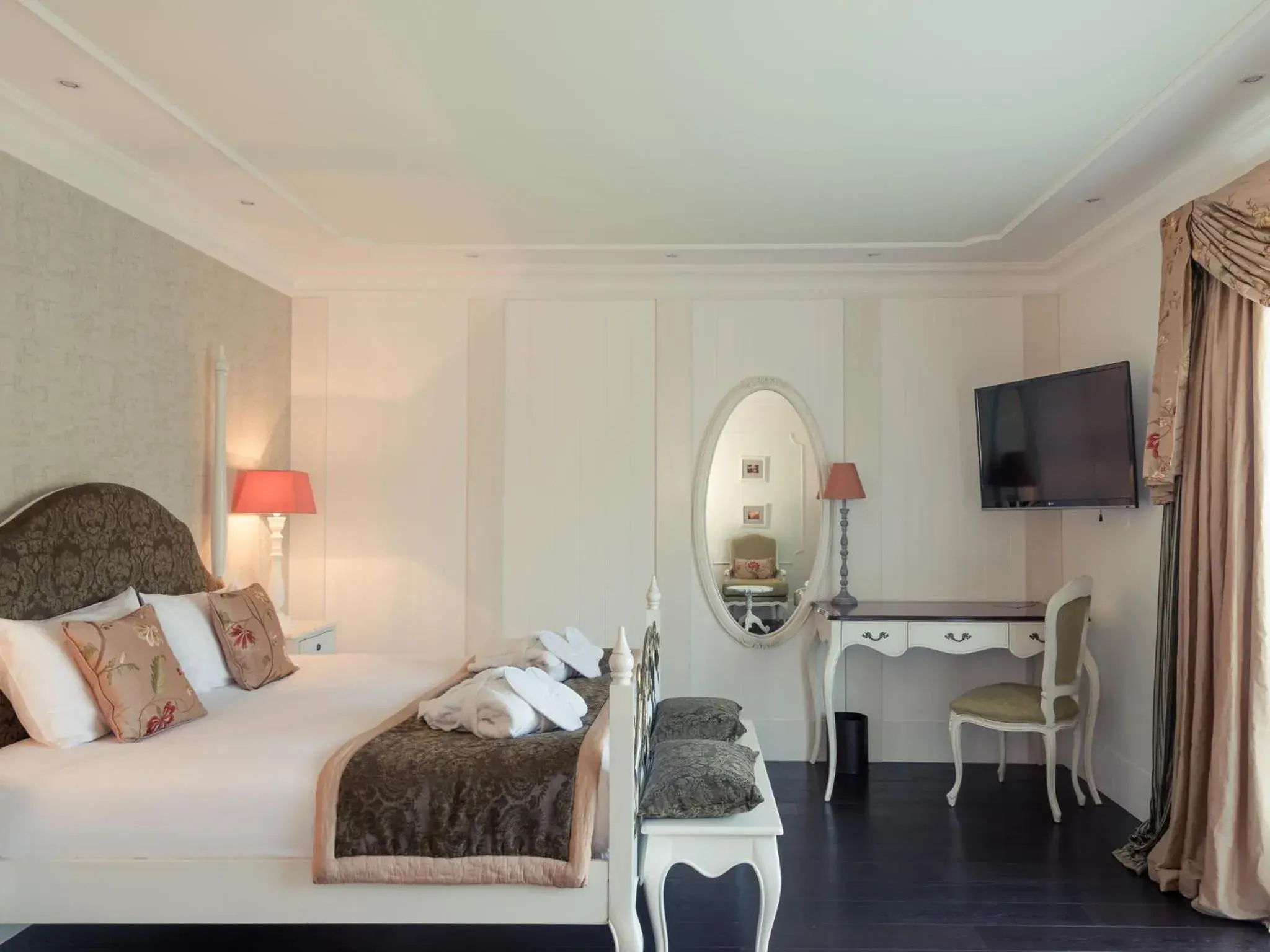 Bedroom, Bed in Hôtel Mercure Villeneuve sur Lot Moulin de Madame Bedroom, Bed in Hôtel Mercure Villeneuve sur Lot Moulin de Madame