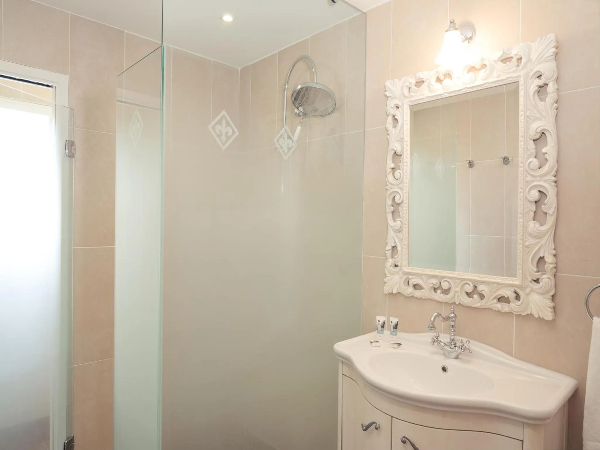 Bathroom in Hôtel Mercure Villeneuve sur Lot Moulin de Madame