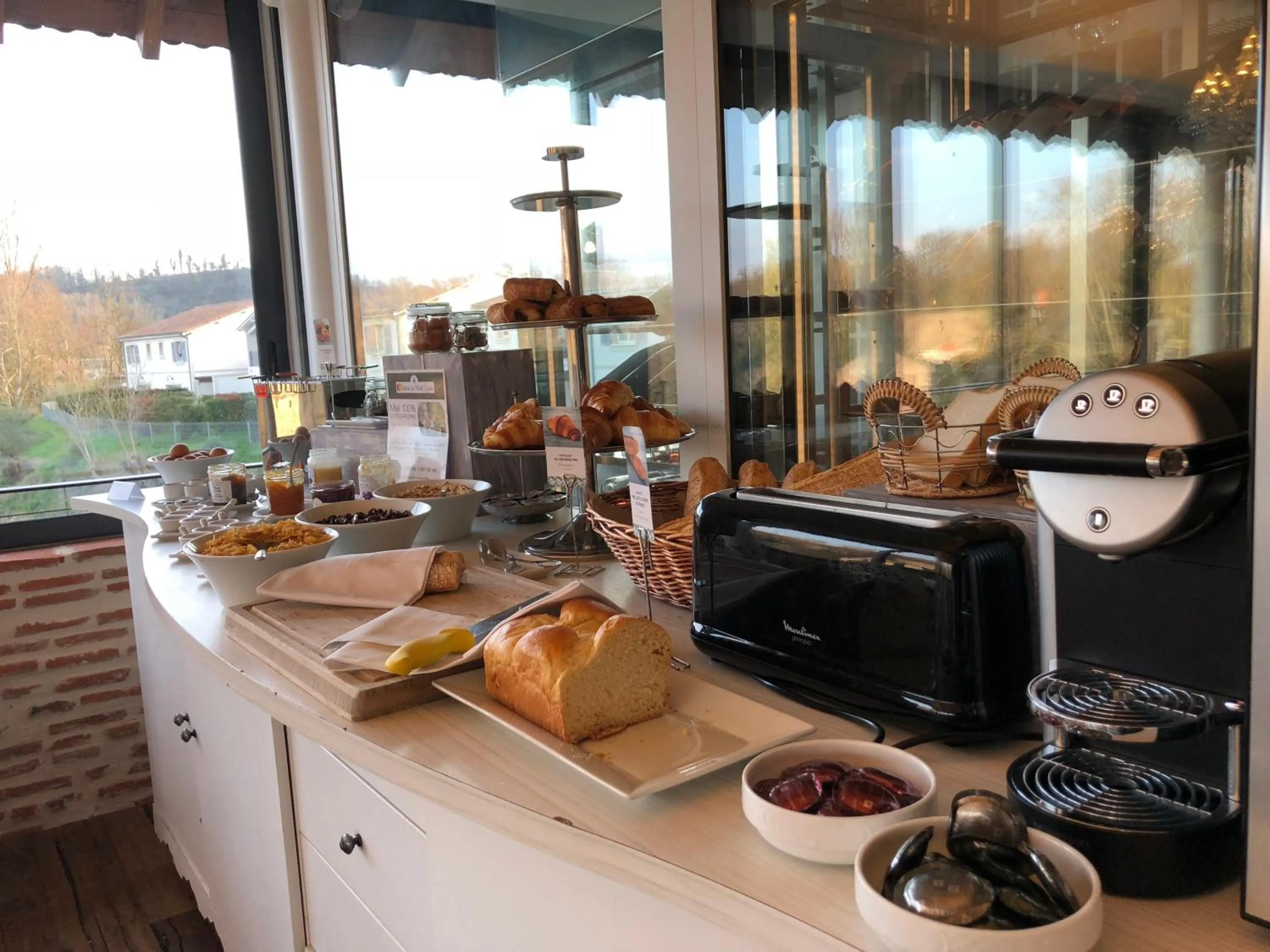 Buffet breakfast in Hôtel Mercure Villeneuve sur Lot Moulin de Madame