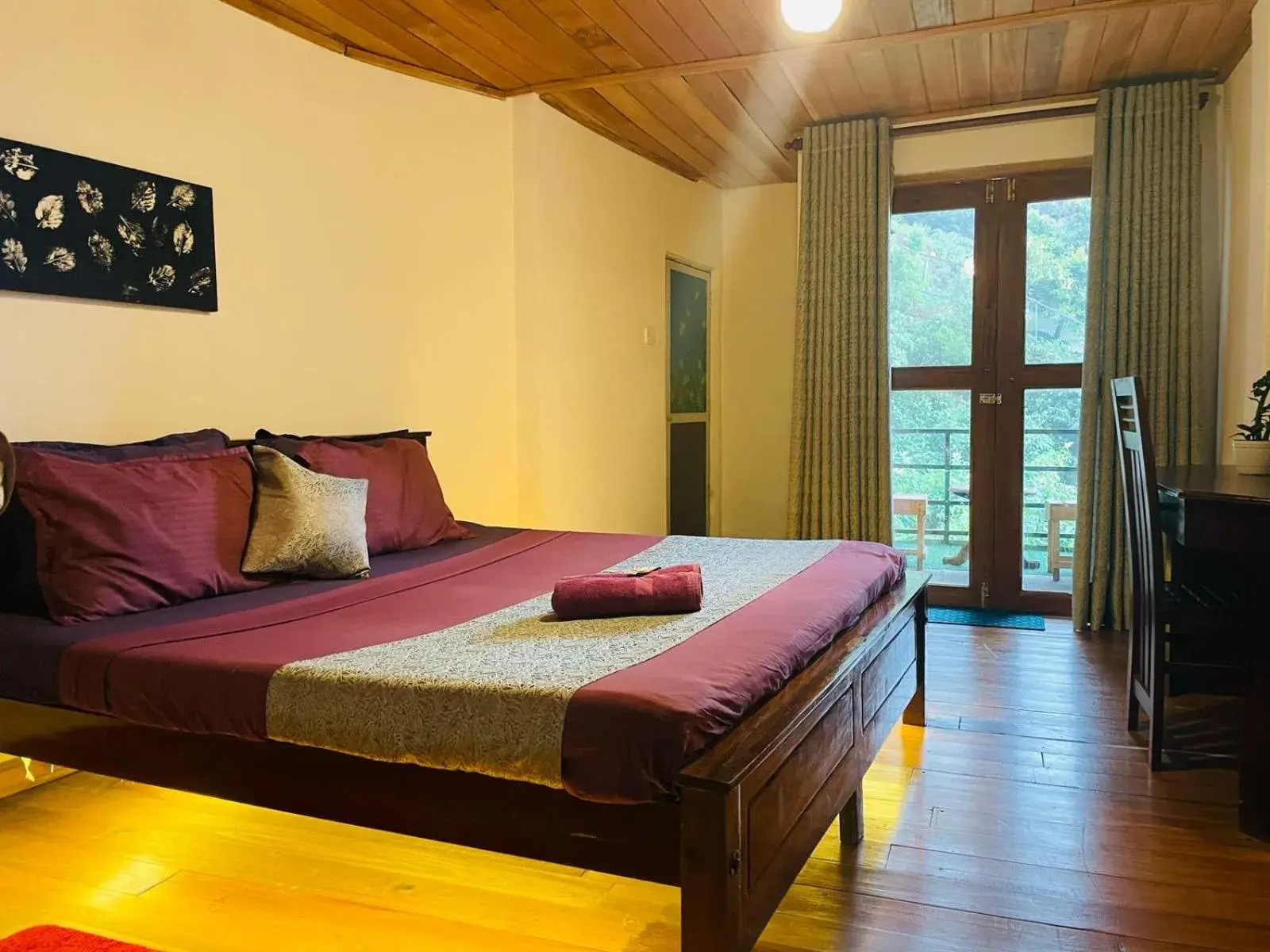 Deluxe Double Room with Balcony in Golden King Guest Deluxe Double Room with Balcony in Golden King Guest