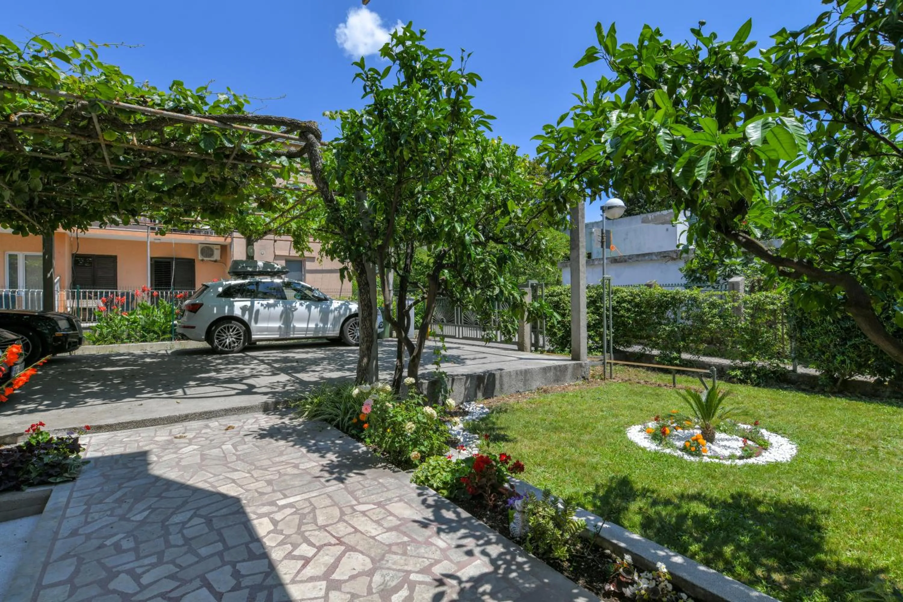 Garden in Apartments Elena