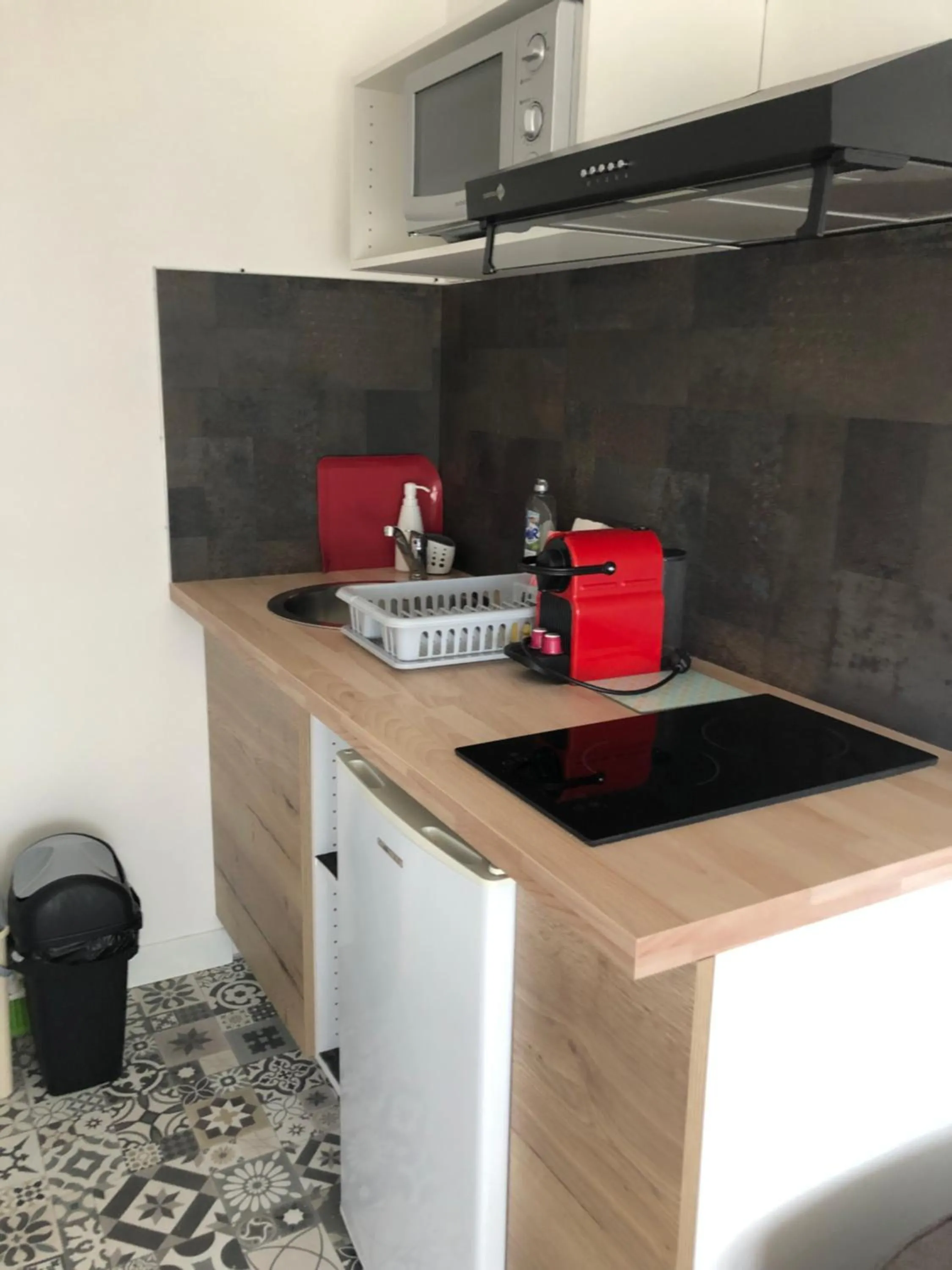 Kitchen or kitchenette in Résidence Cosyade équipée d'un parking privé gratuit
