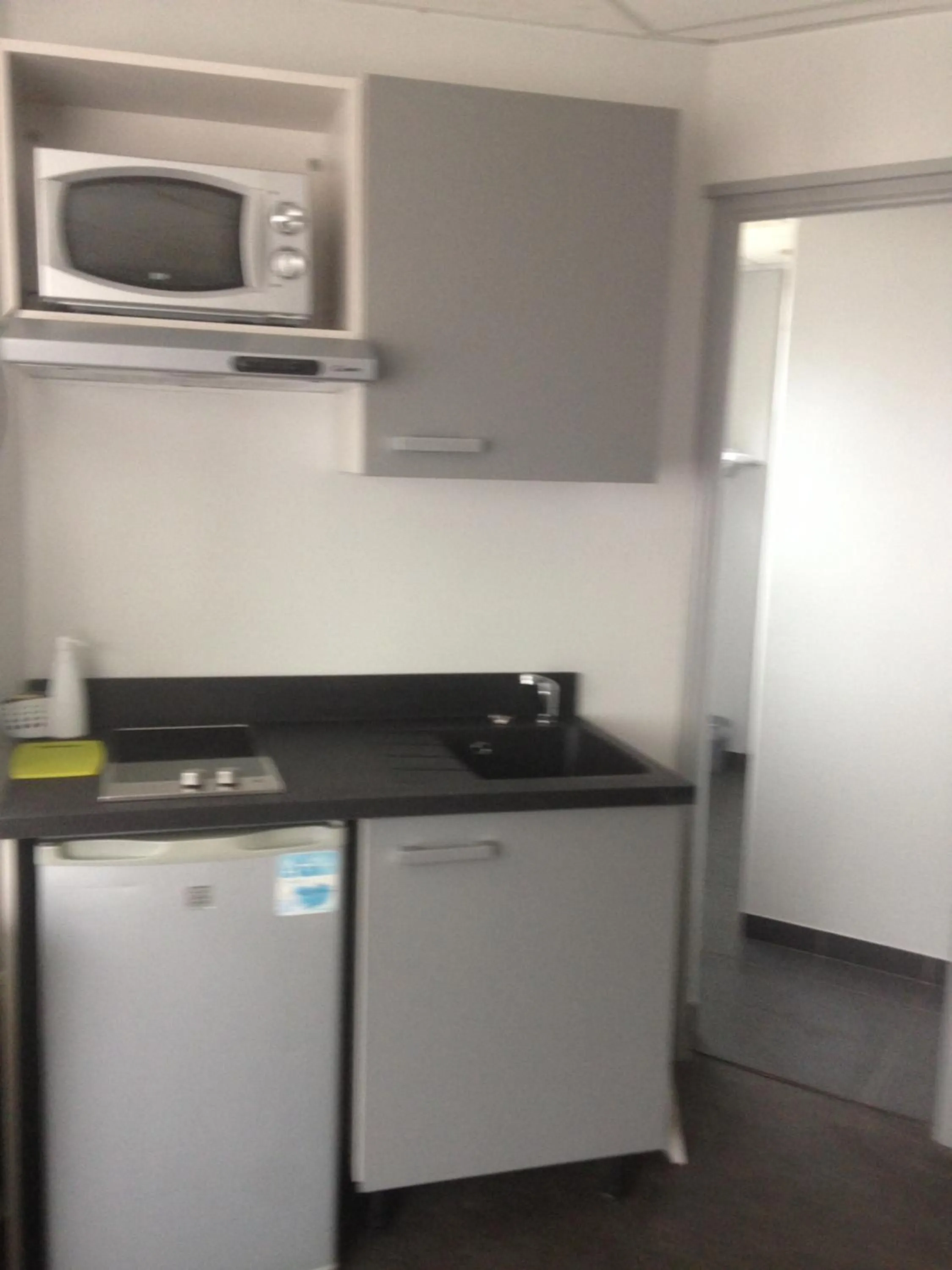 Kitchen or kitchenette in Résidence Cosyade équipée d'un parking privé gratuit