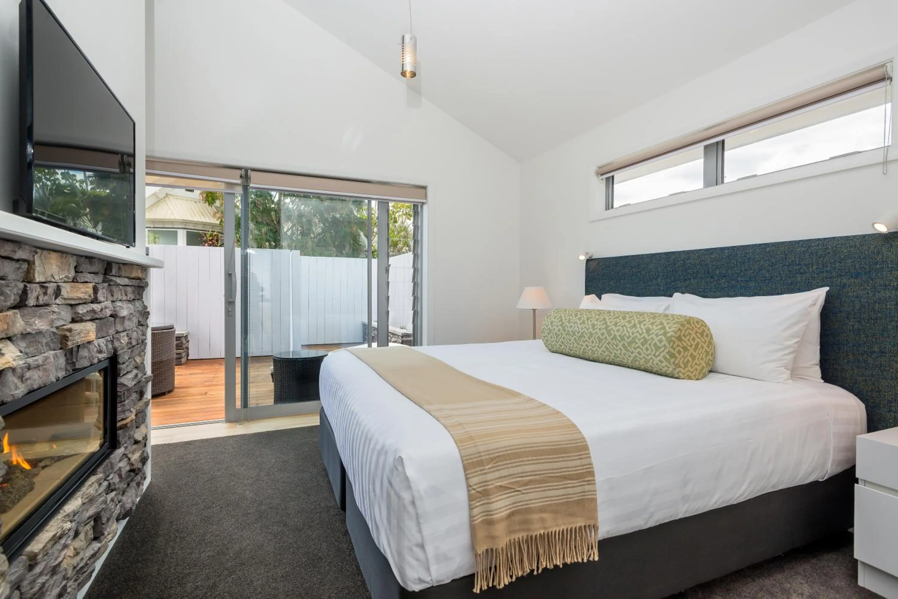 Patio, Bed in The Sands Hotel Hokianga
