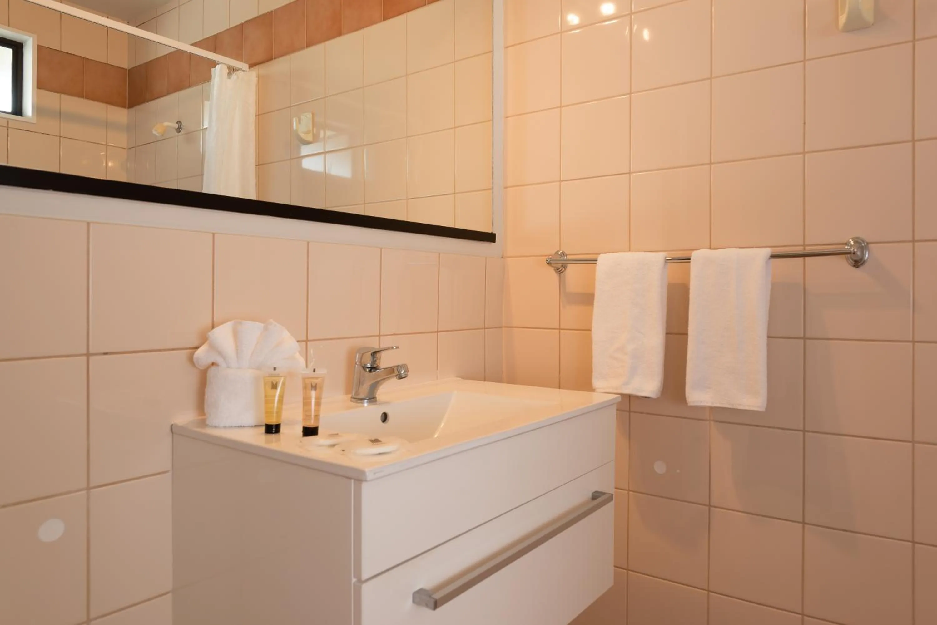 Bathroom in The Sands Hotel Hokianga