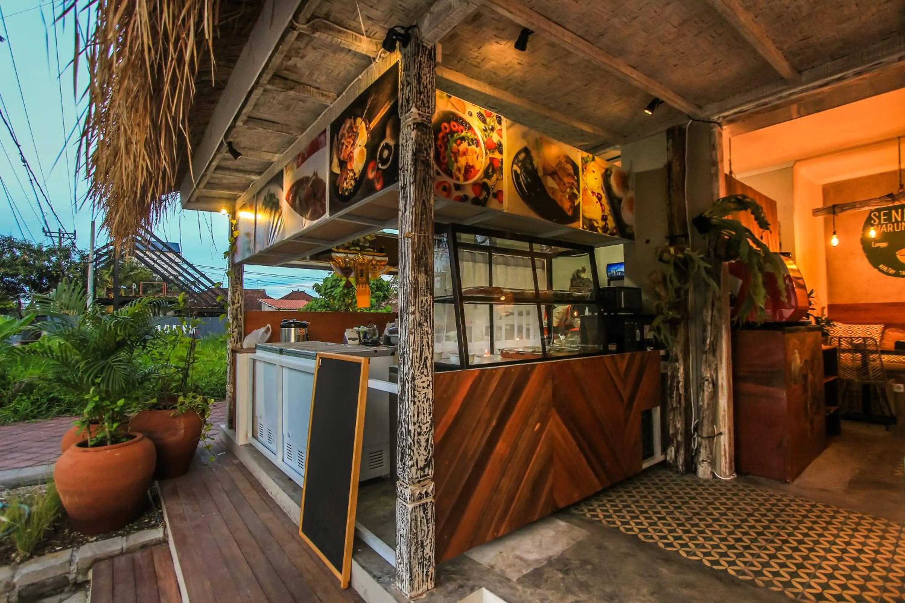 Restaurant/places to eat in BRAW inn Canggu by kamara