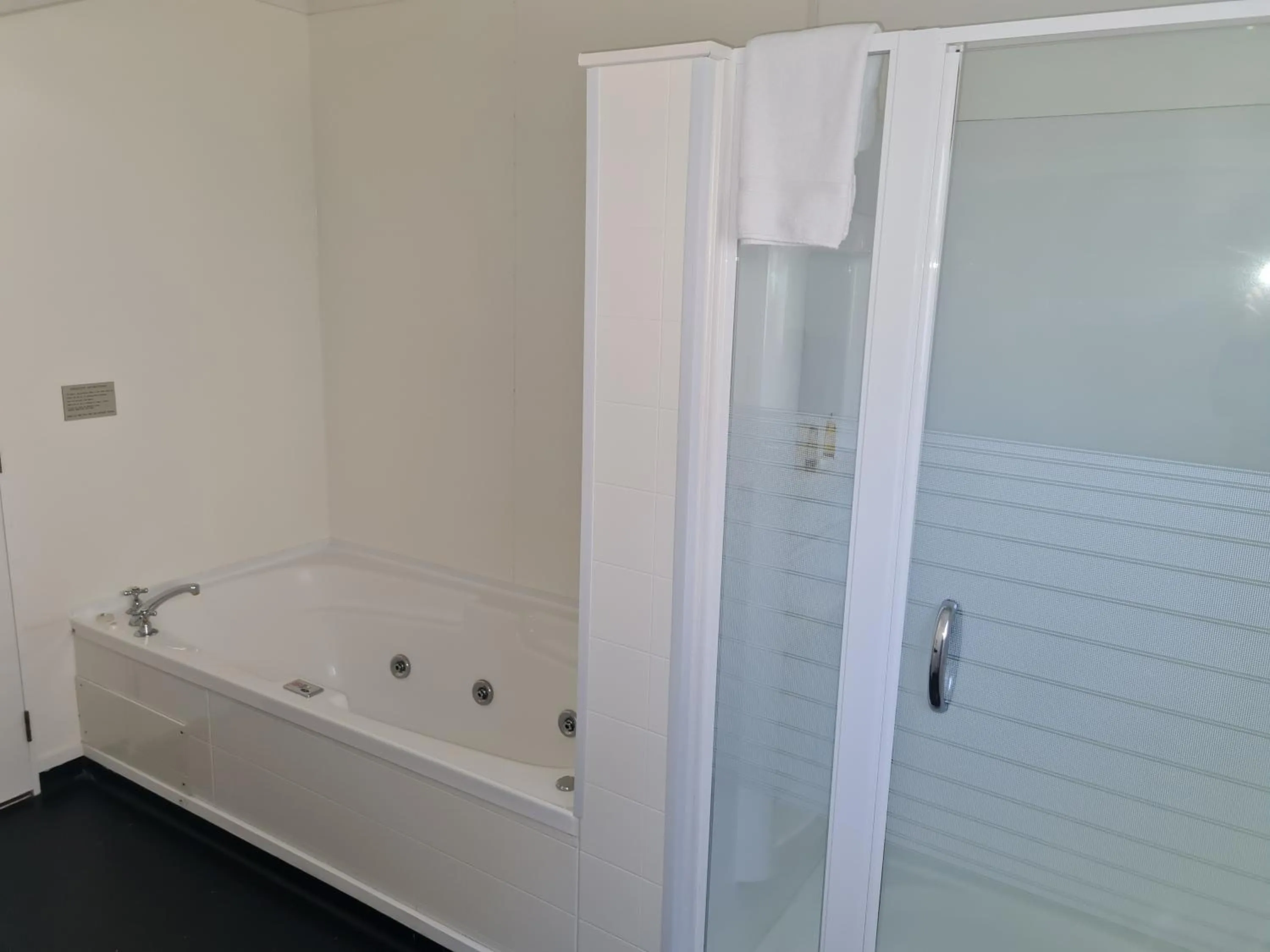 Bathroom in Kingsgate Hotel Autolodge Paihia