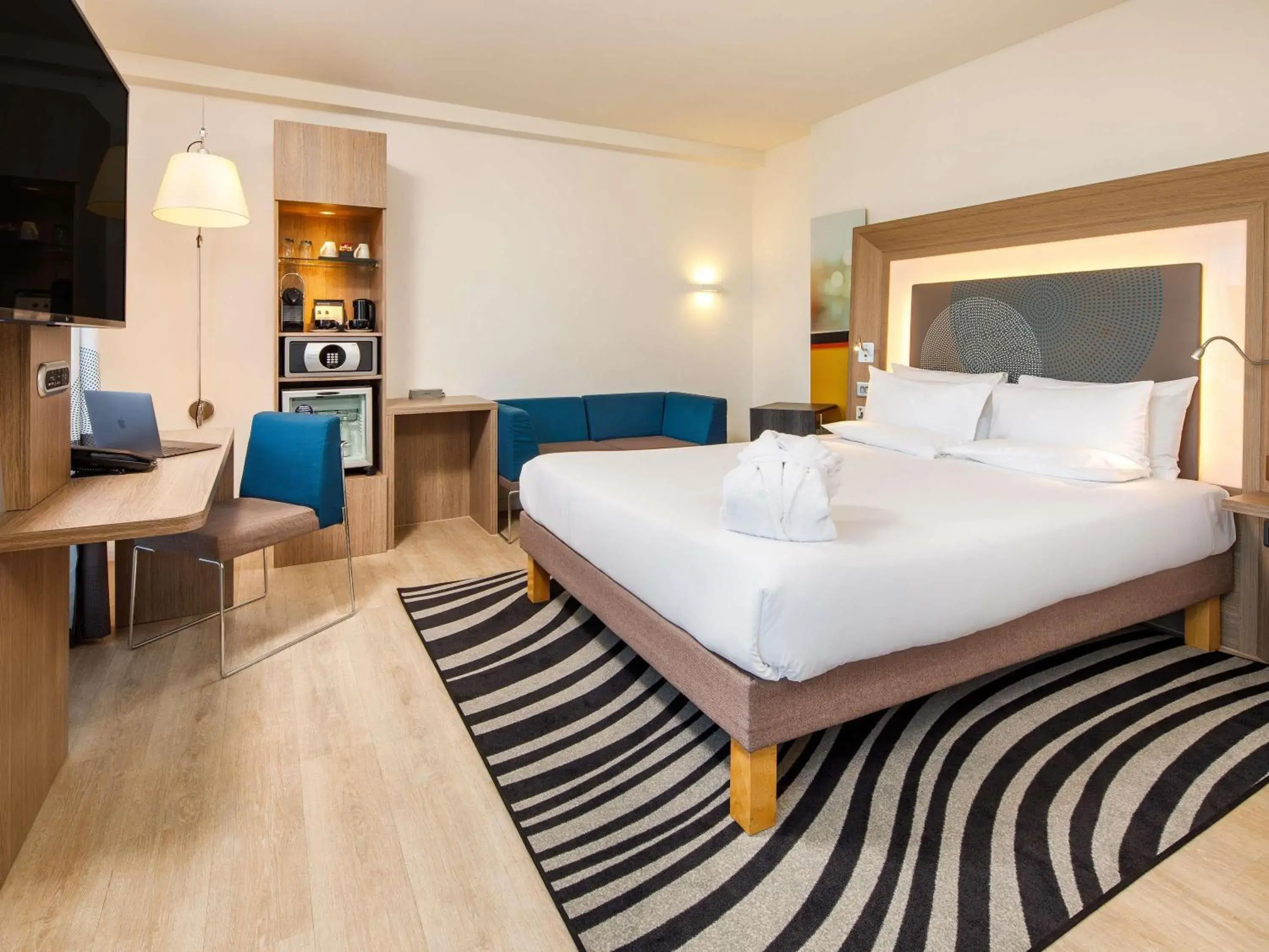 Executive Premium Queen Room with Balcony in Novotel London Blackfriars Executive Premium Queen Room with Balcony in Novotel London Blackfriars