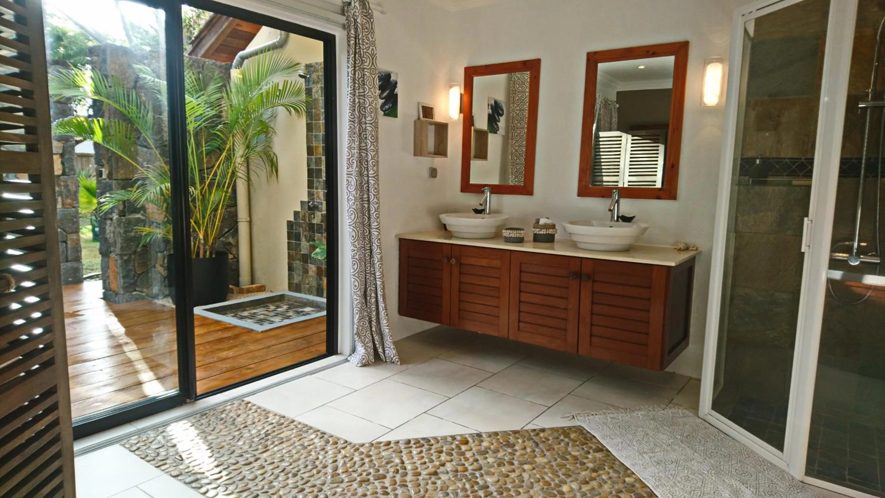 Bathroom in SWEET ISLAND petit dejeuner inclus