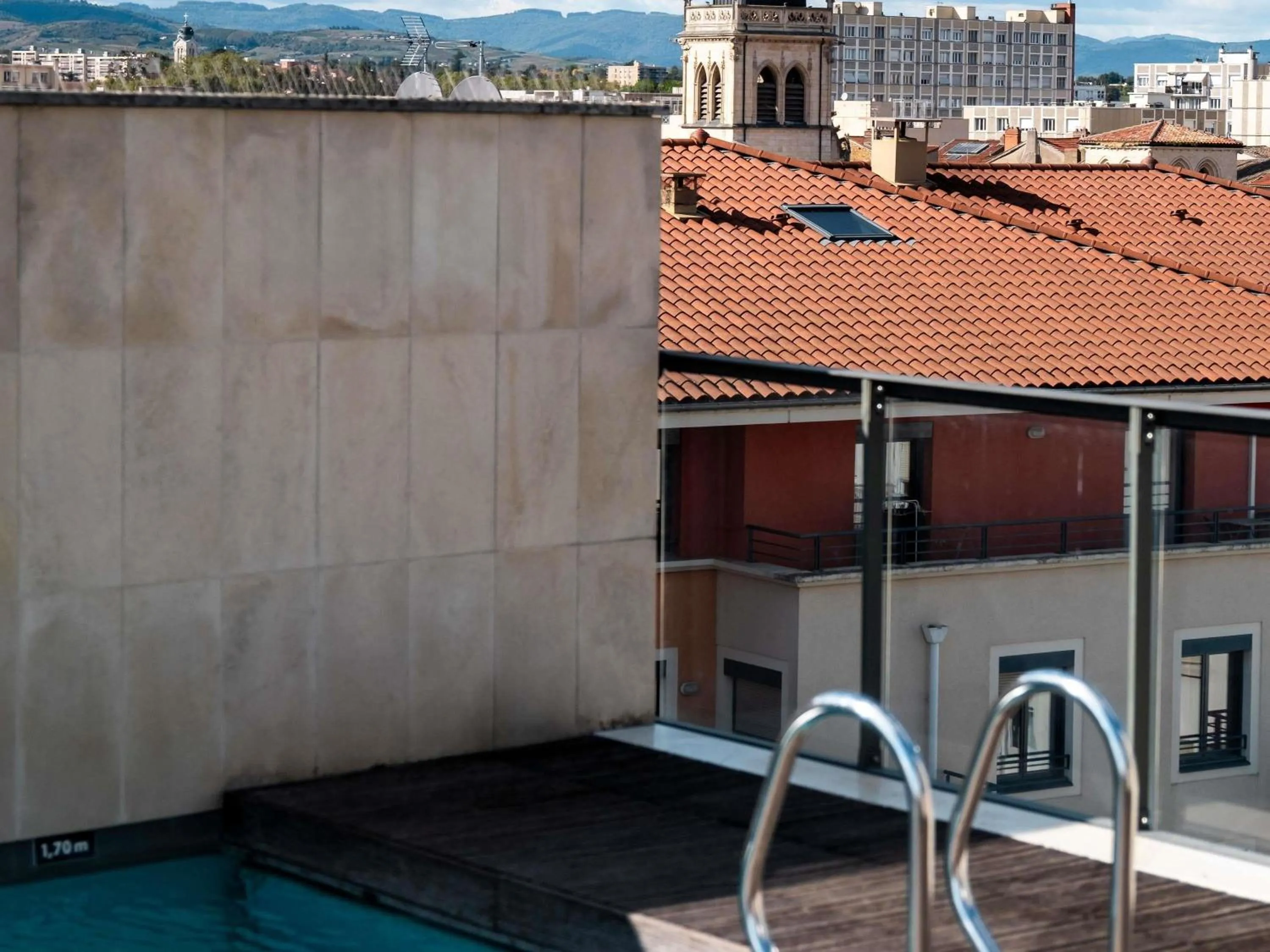 Pool view in Mercure Villefranche-sur-Saône