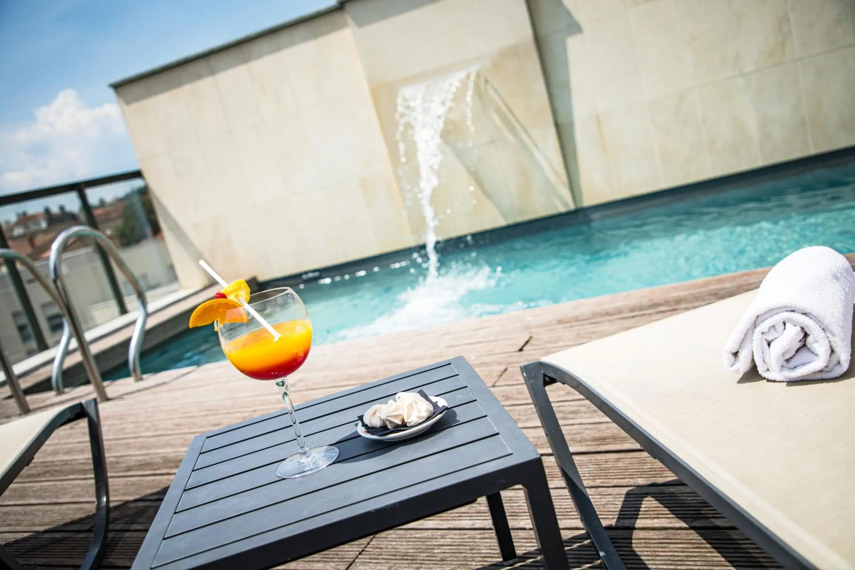 Swimming pool in Mercure Villefranche-sur-Saône Swimming pool in Mercure Villefranche-sur-Saône