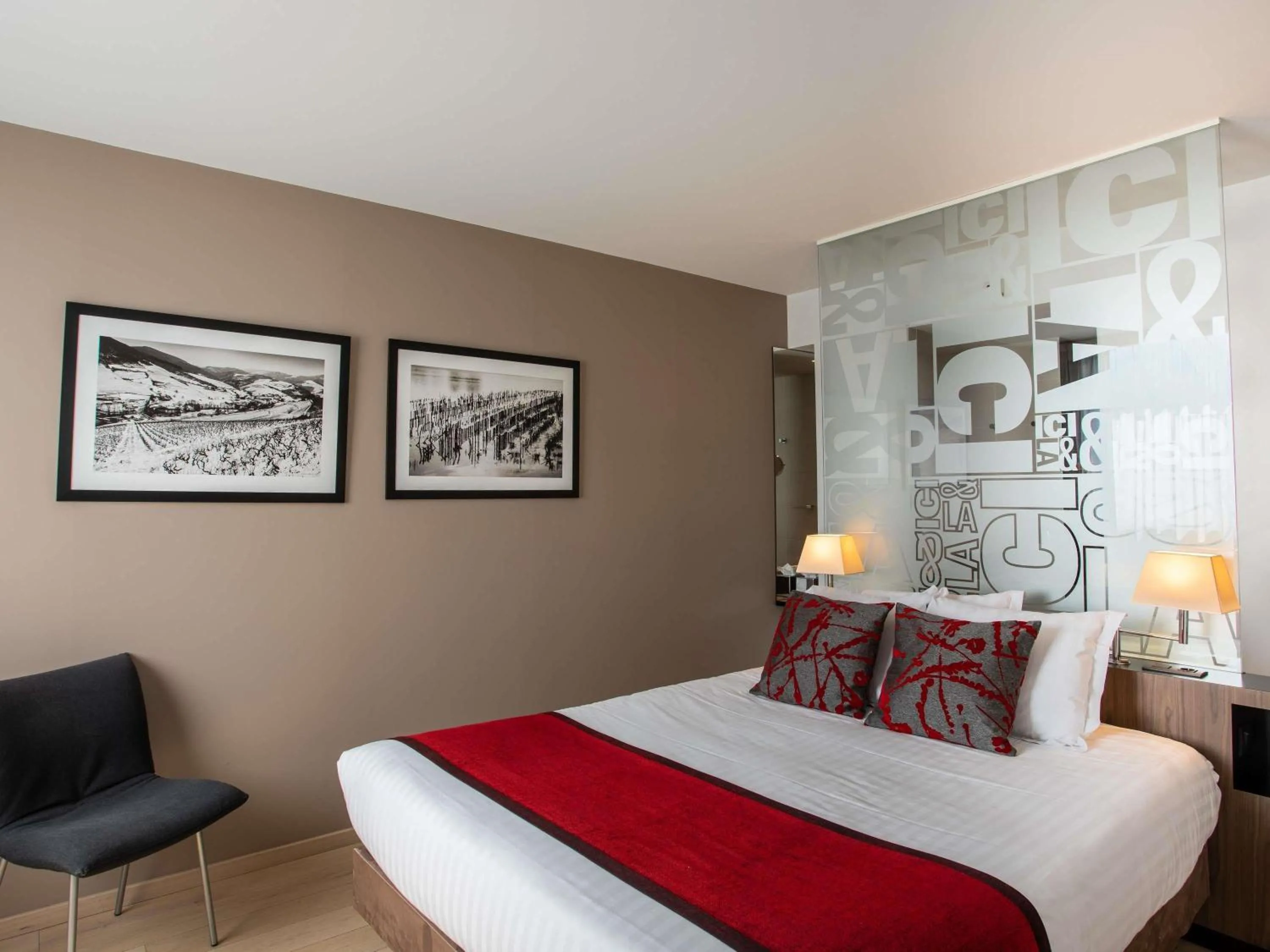 Bedroom, Bed in Mercure Villefranche-sur-Saône