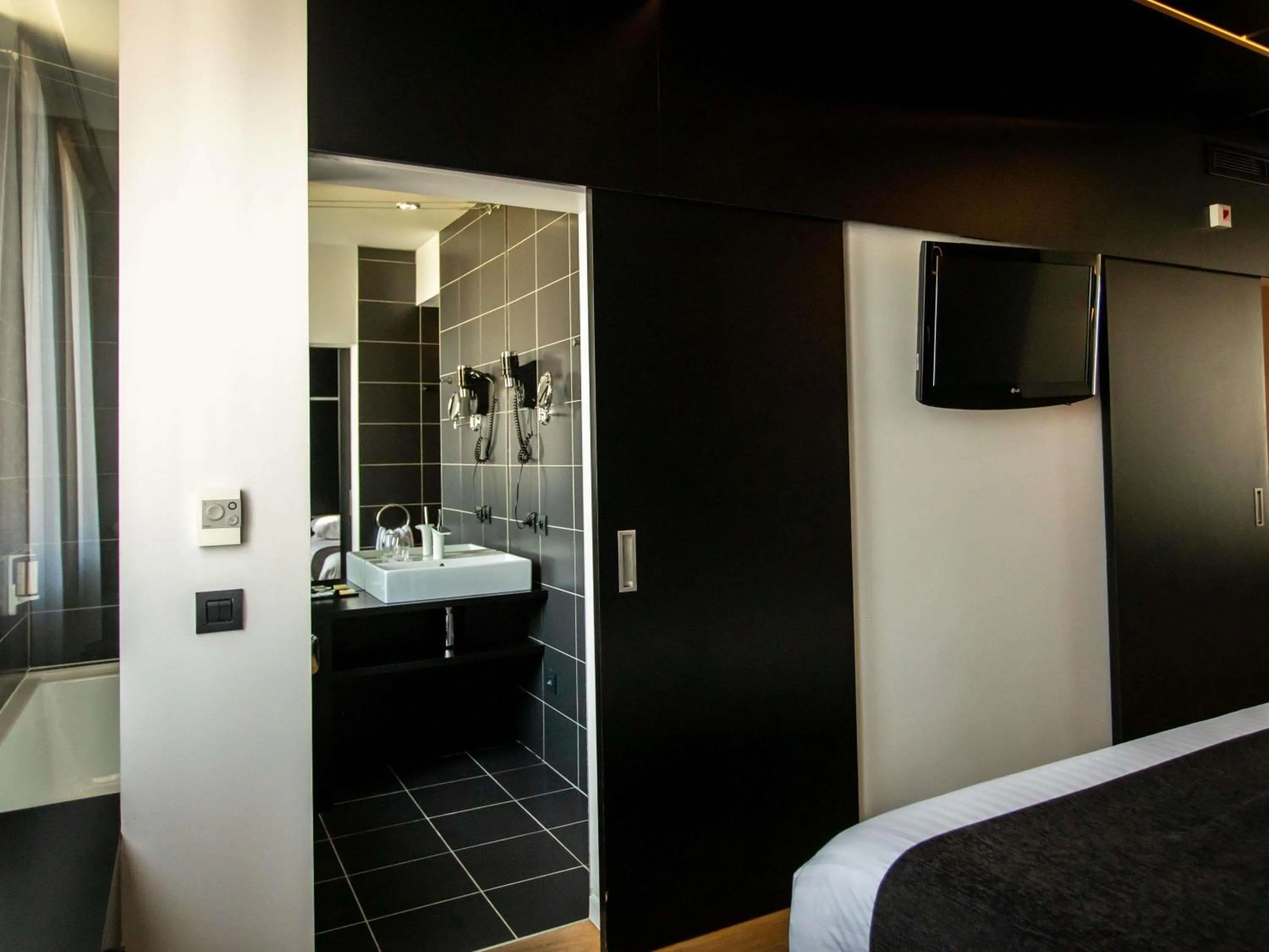 Bedroom, Bed in Mercure Villefranche-sur-Saône