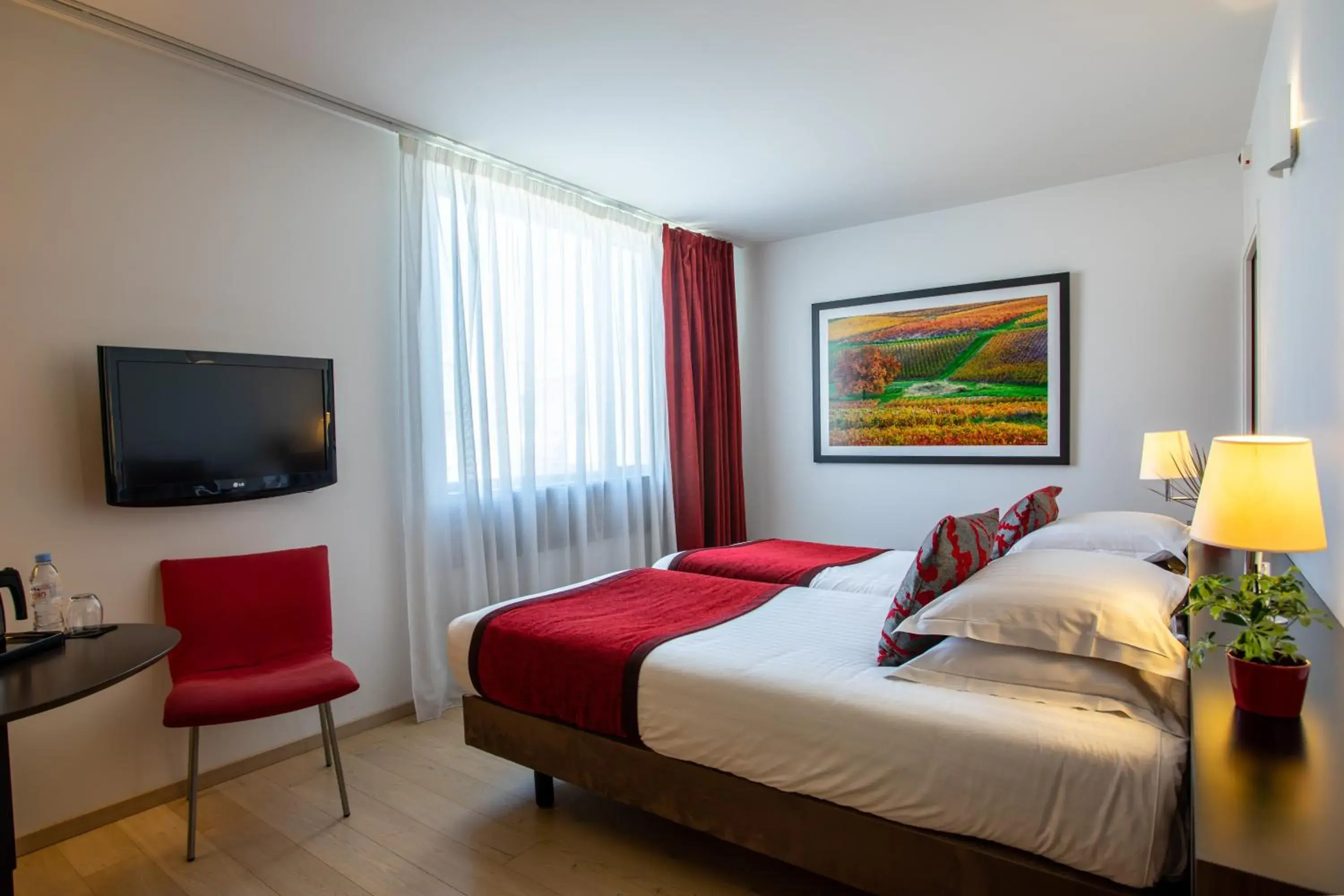 Bedroom, Bed in Mercure Villefranche-sur-Saône Bedroom, Bed in Mercure Villefranche-sur-Saône