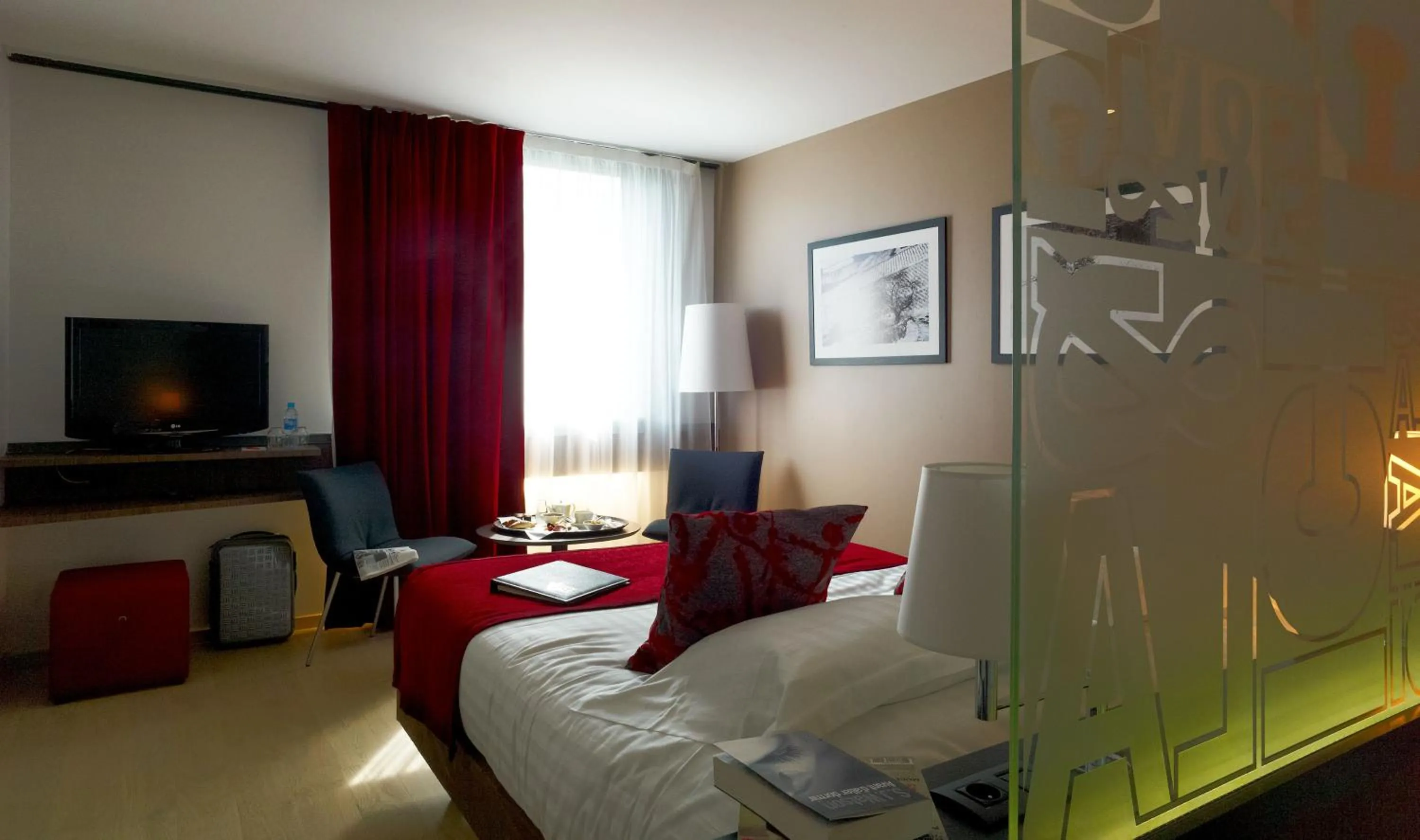 Photo of the whole room, Bed in Mercure Villefranche-sur-Saône
