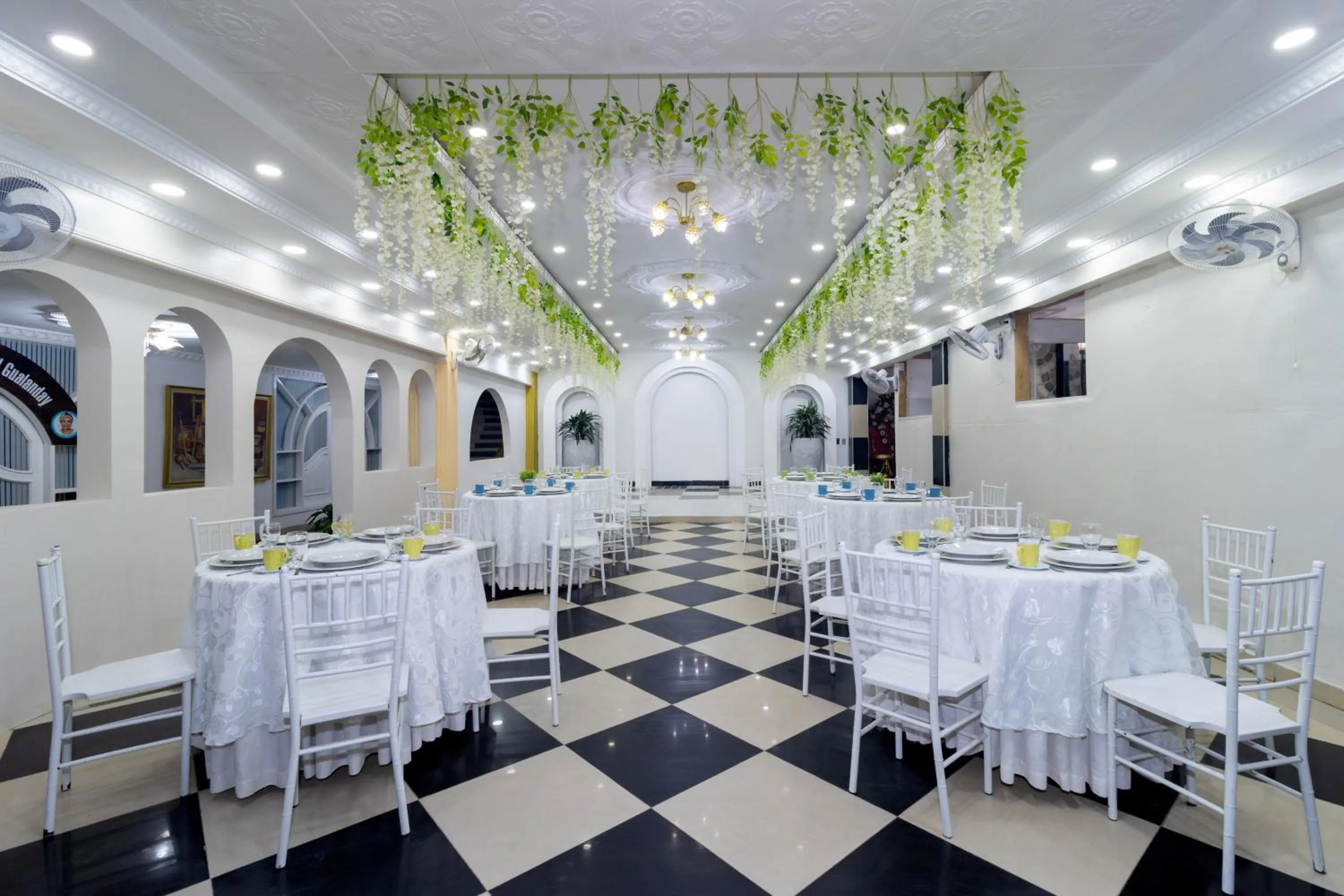 Restaurant/places to eat in Hotel Playa Salguero By GEH Suites