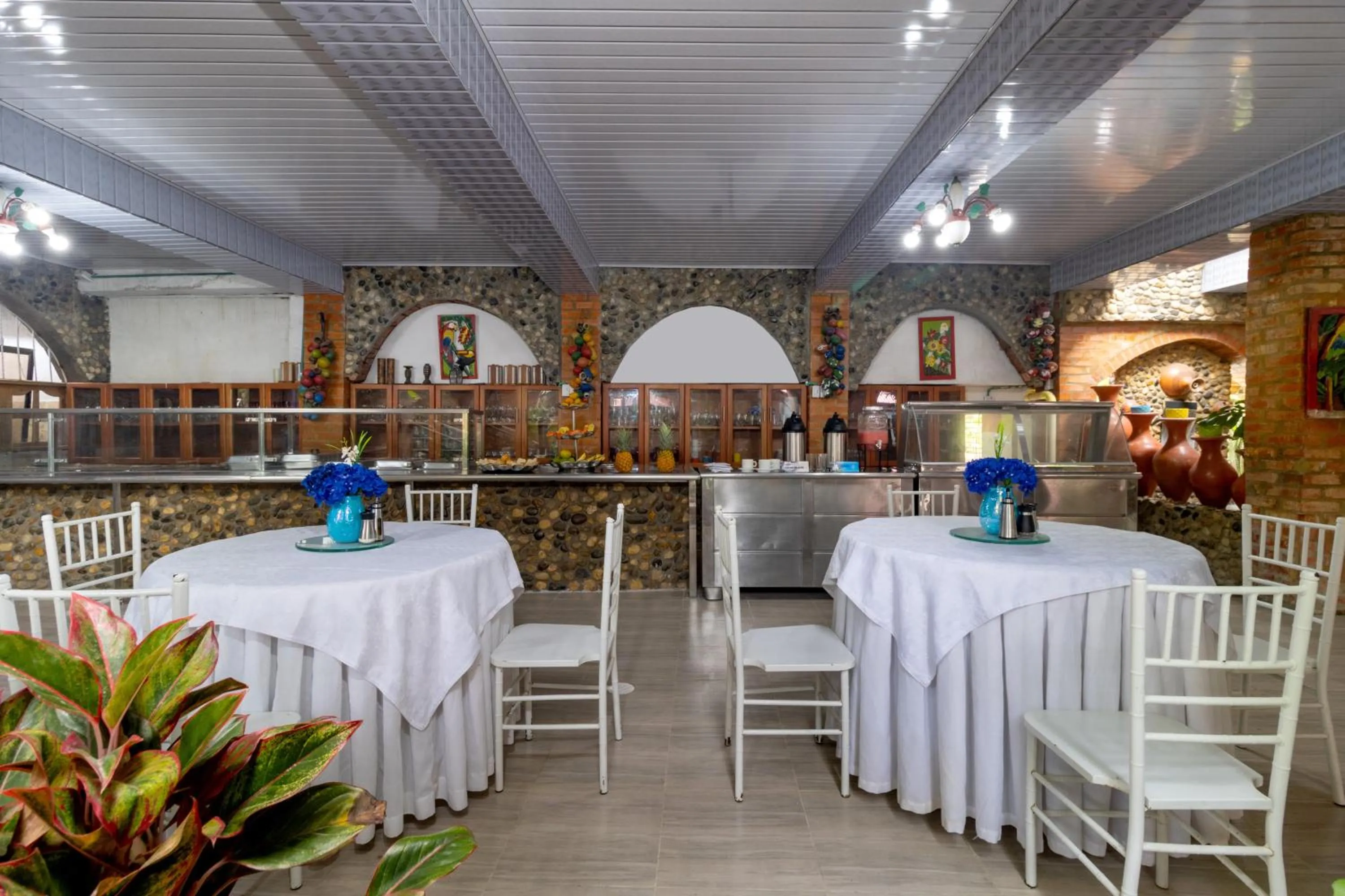 Restaurant/places to eat in Hotel Playa Salguero By GEH Suites