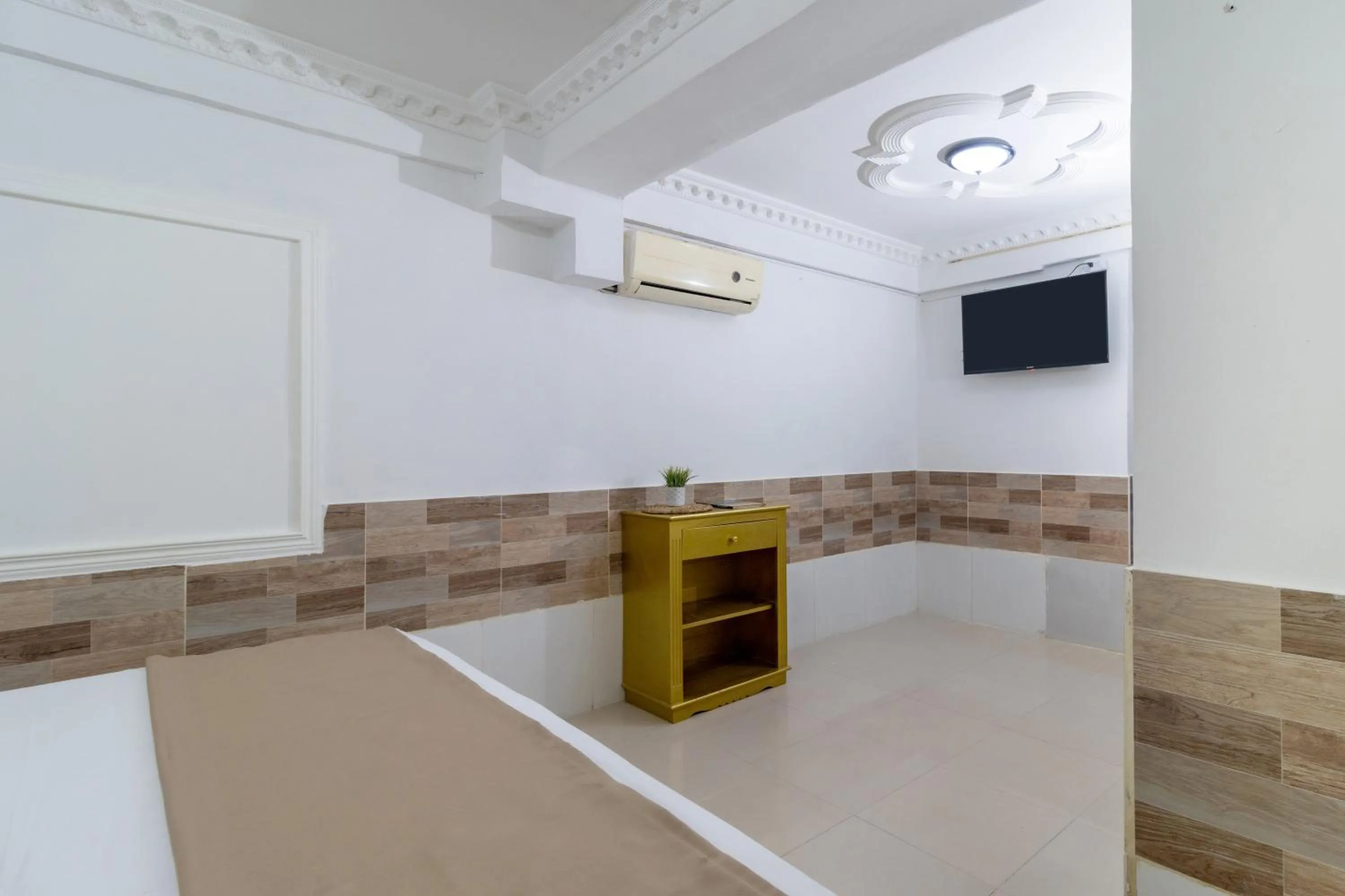 TV and multimedia in Hotel Playa Salguero By GEH Suites