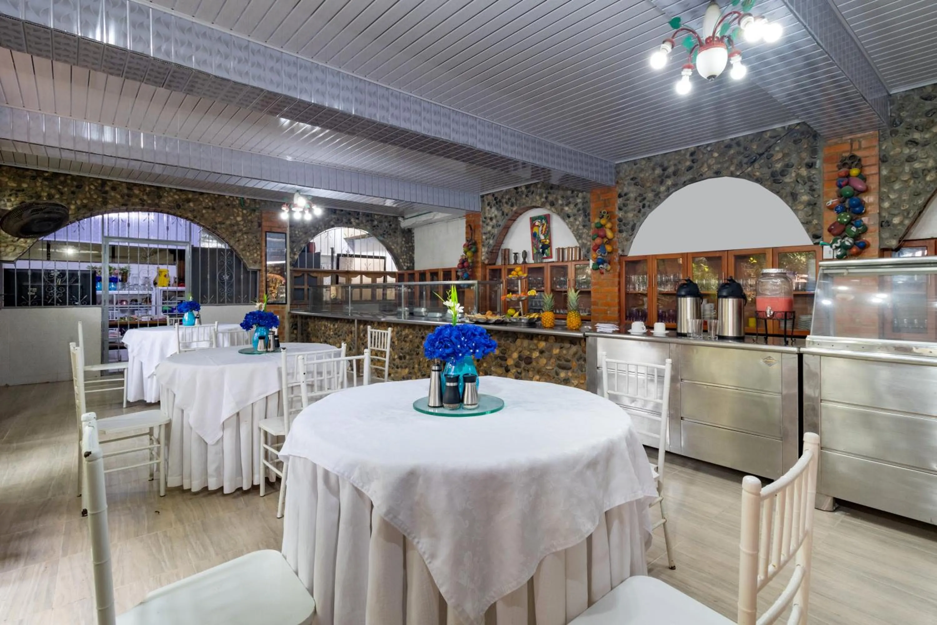 Restaurant/places to eat in Hotel Playa Salguero By GEH Suites