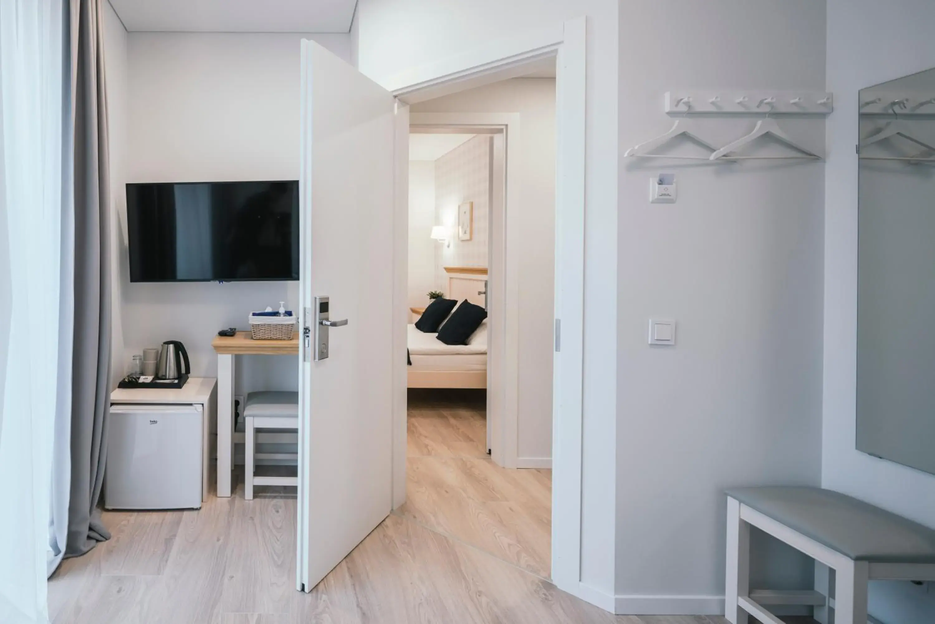 Extra Large Deluxe Suite - 2 Rooms in J14A I Rooms & Apartments AUTOMATED SELF CHECK-IN Extra Large Deluxe Suite - 2 Rooms in J14A I Rooms & Apartments AUTOMATED SELF CHECK-IN