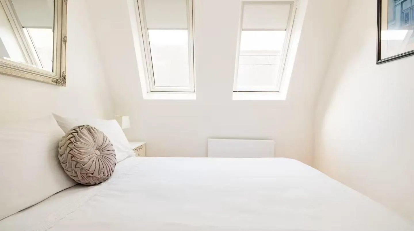 Notting Hill Luxury 3BR Duplex Modern Spacious Gem