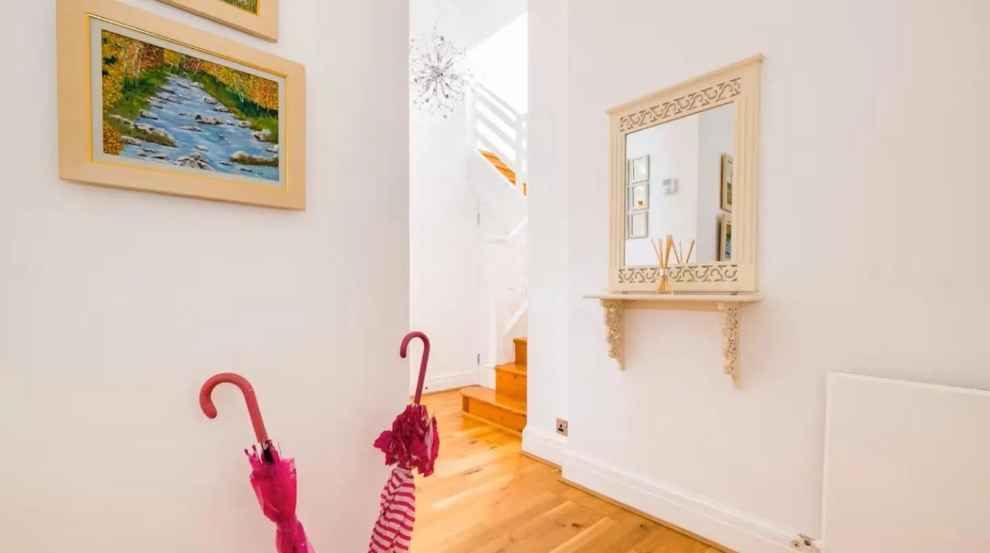 Notting Hill Luxury 3BR Duplex Modern Spacious Gem