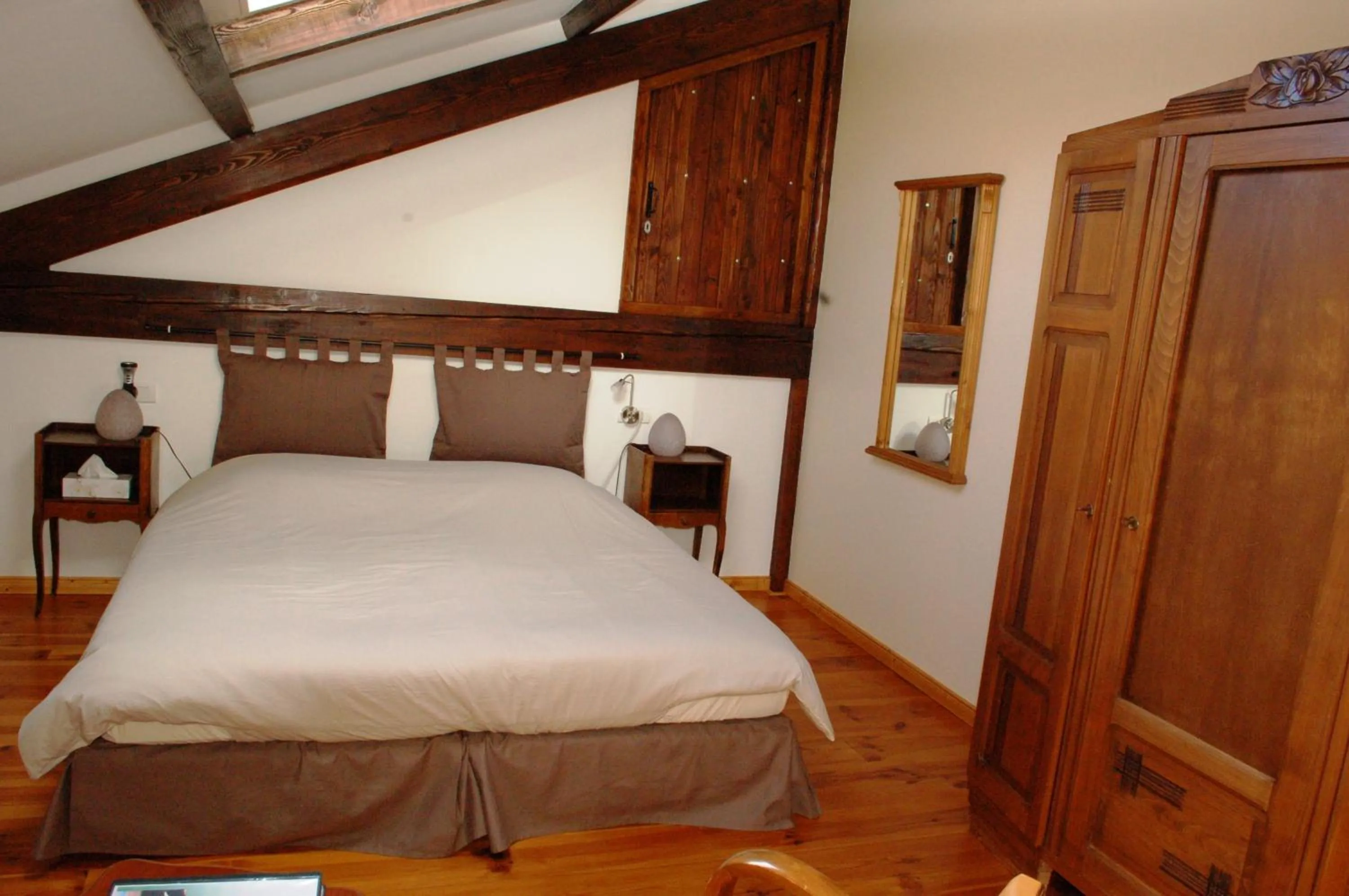 Photo of the whole room, Bed in Le Grand Trianon