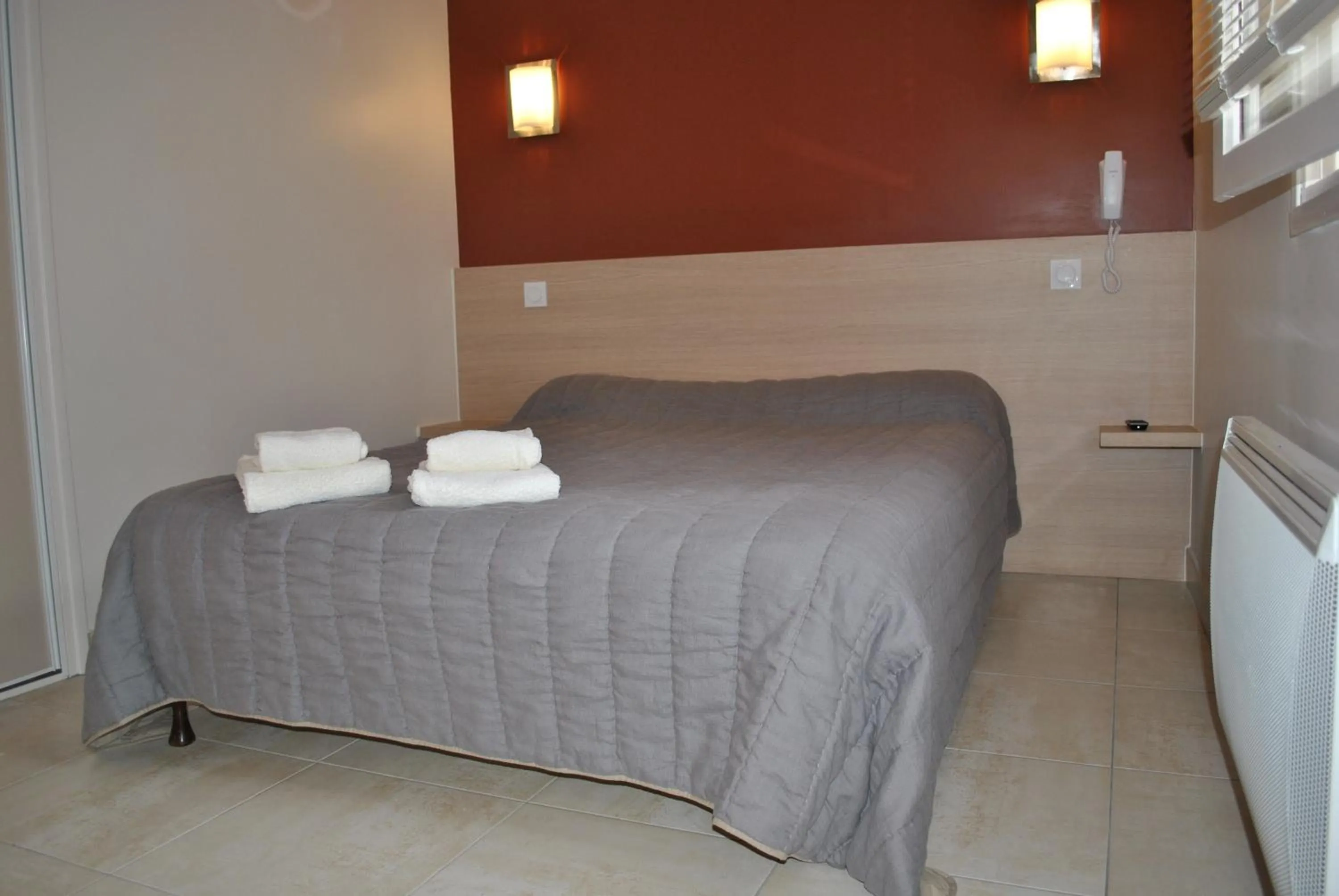 Photo of the whole room, Bed in Logis Hotel Restaurant Le Flamant Rose camargue