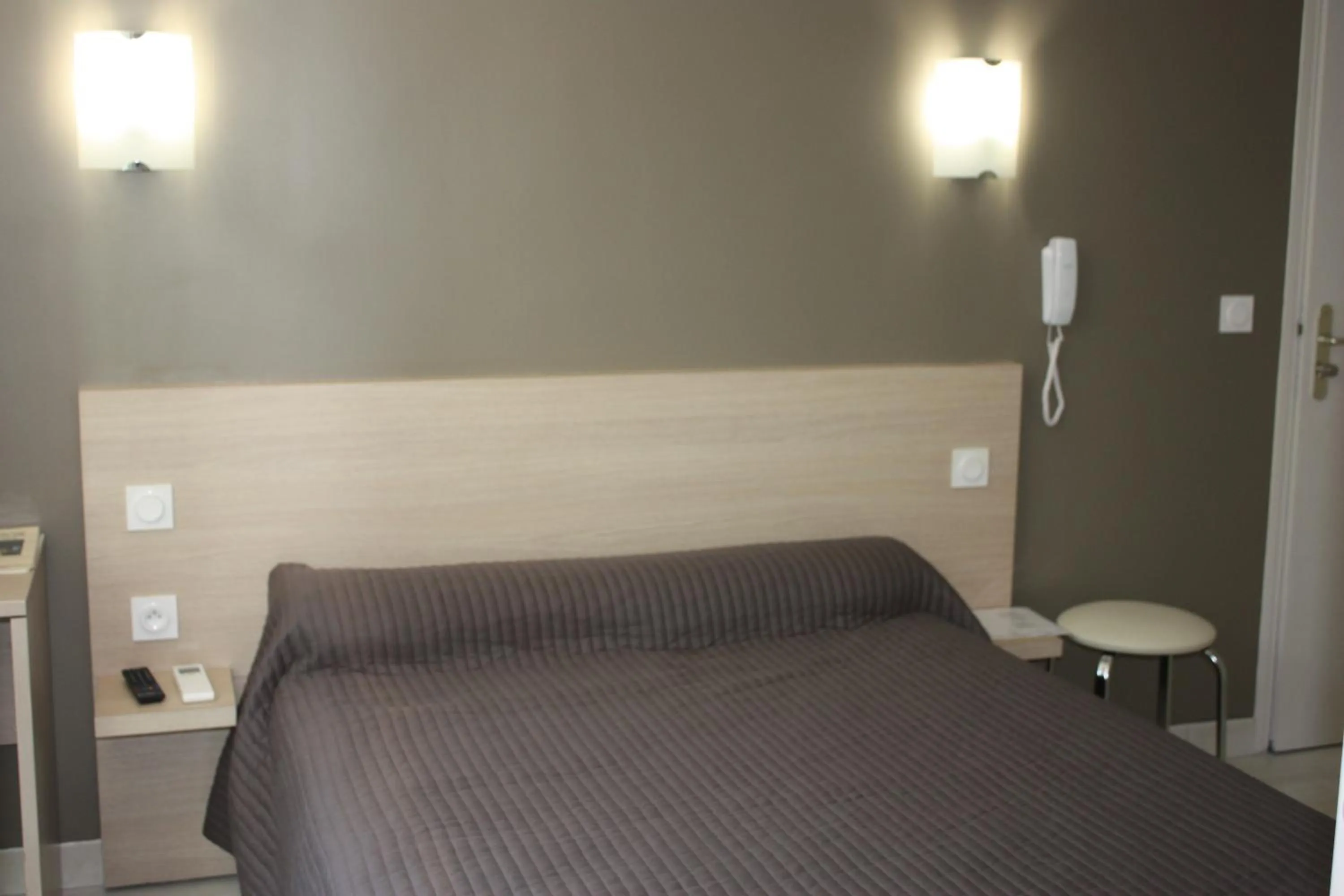 Photo of the whole room, Bed in Logis Hotel Restaurant Le Flamant Rose camargue