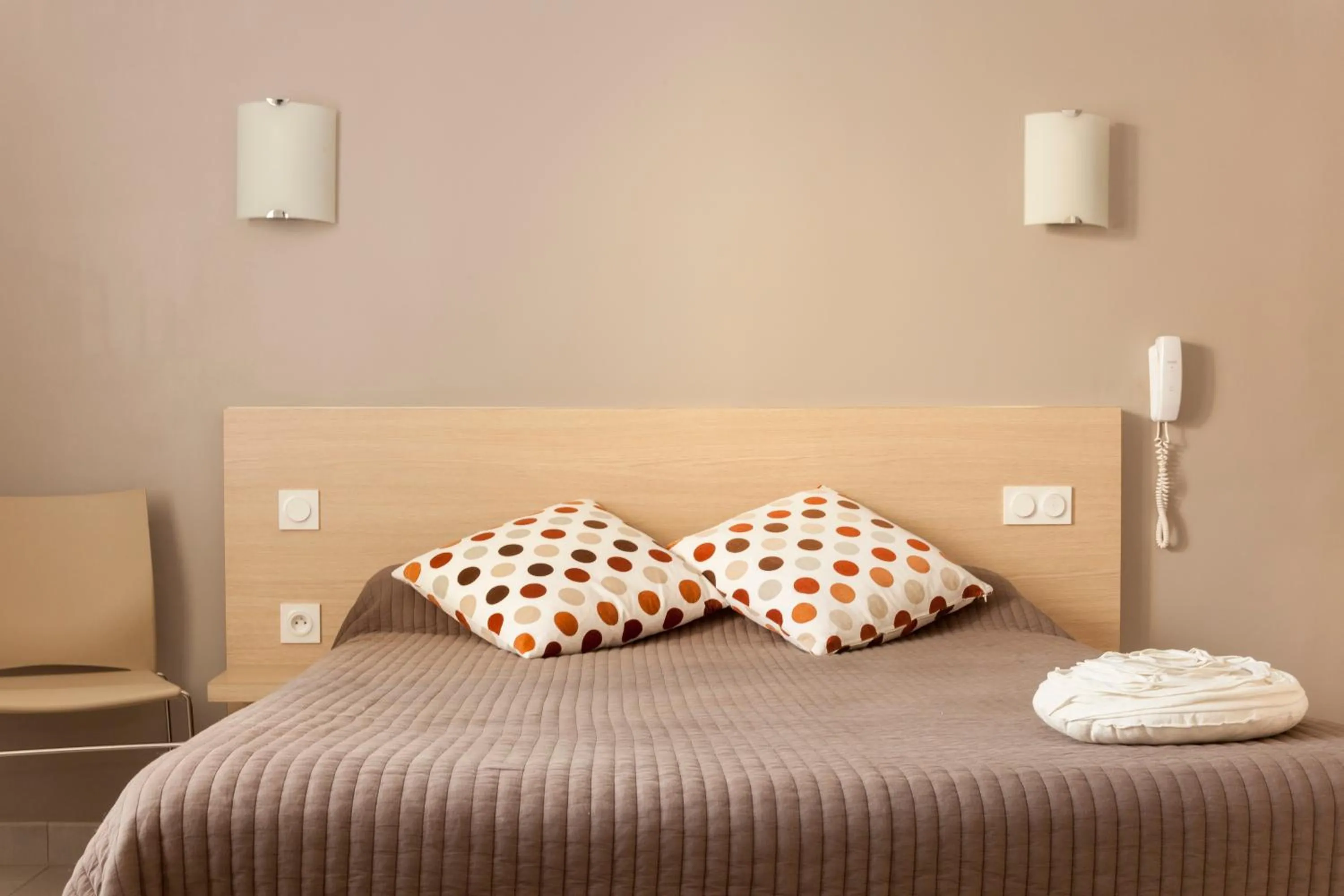 Property building, Bed in Logis Hotel Restaurant Le Flamant Rose camargue