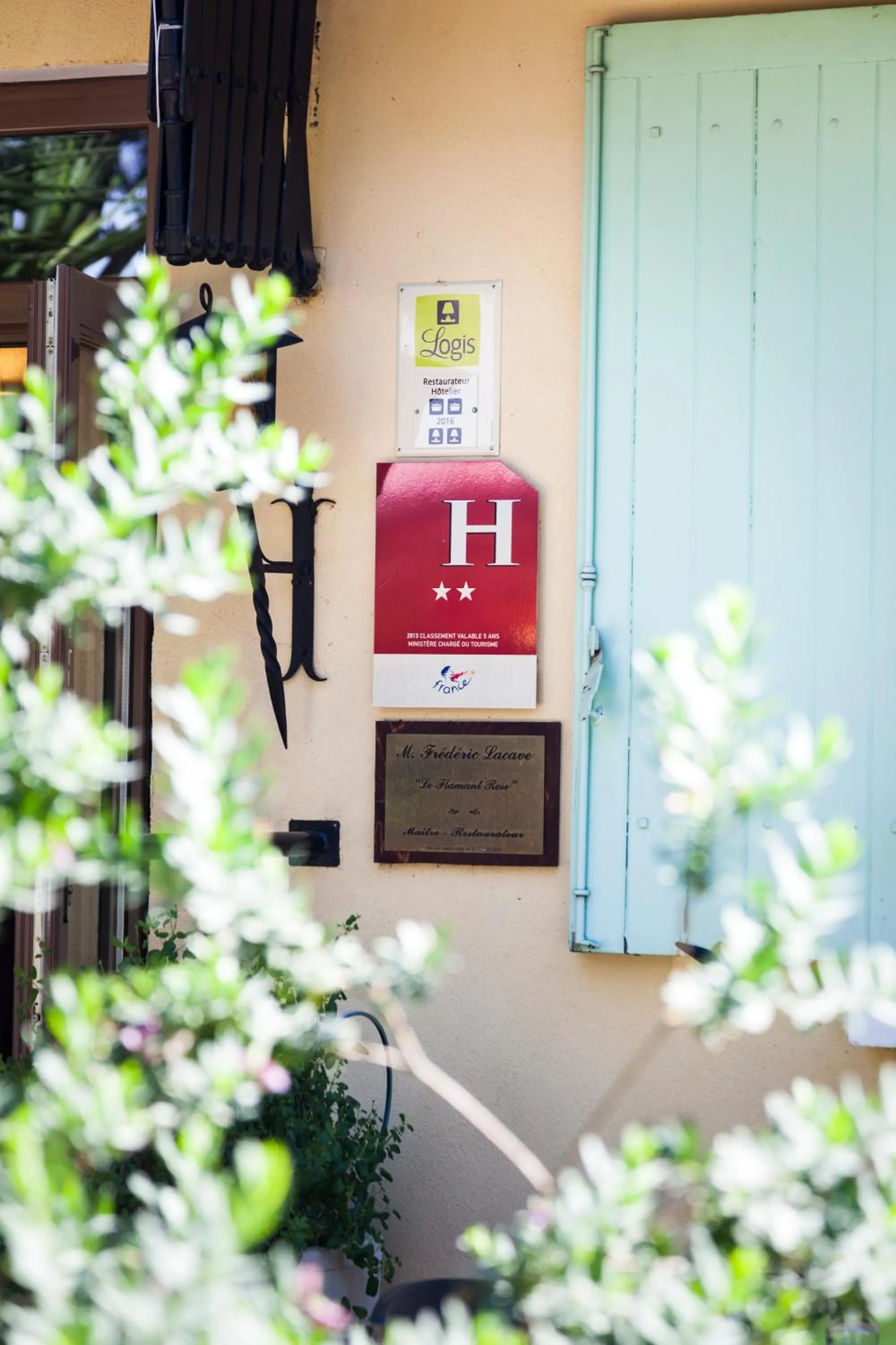 Logo/Certificate/Sign in Logis Hotel Restaurant Le Flamant Rose camargue